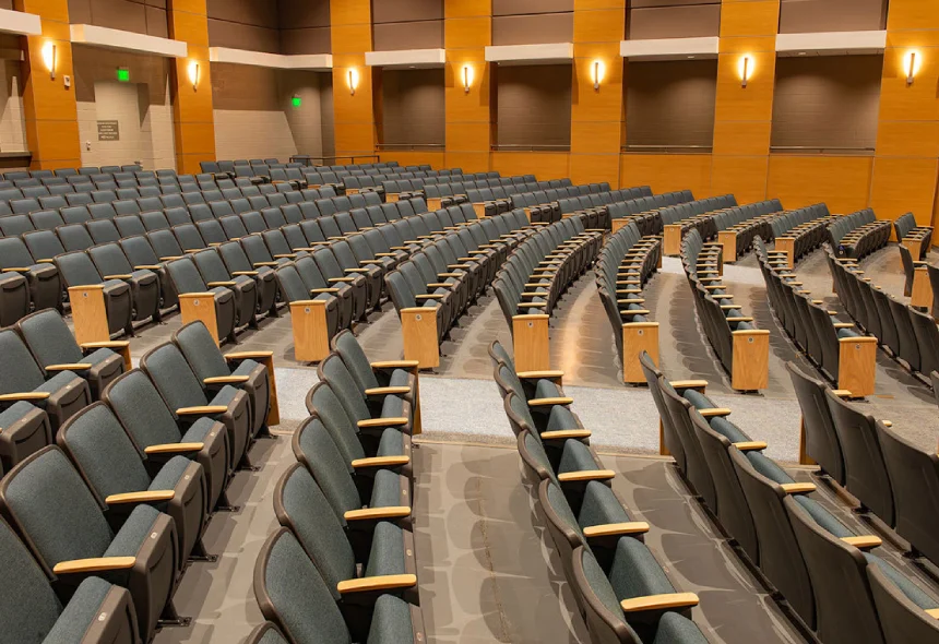 Silla de auditorio diseñada con forma rectangular tradicional 