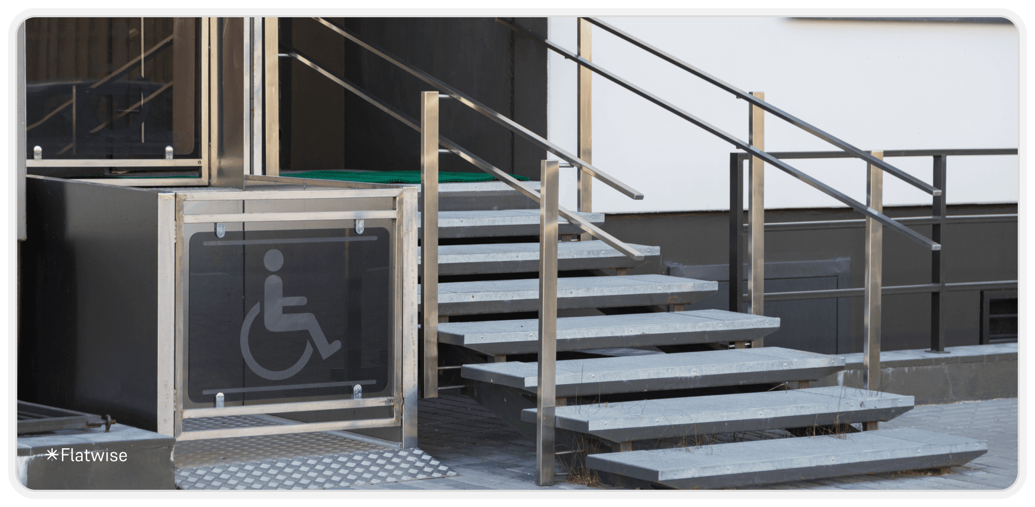 Bild zeigt einen Treppenlift sowie daneben eine konventionelle Treppe.