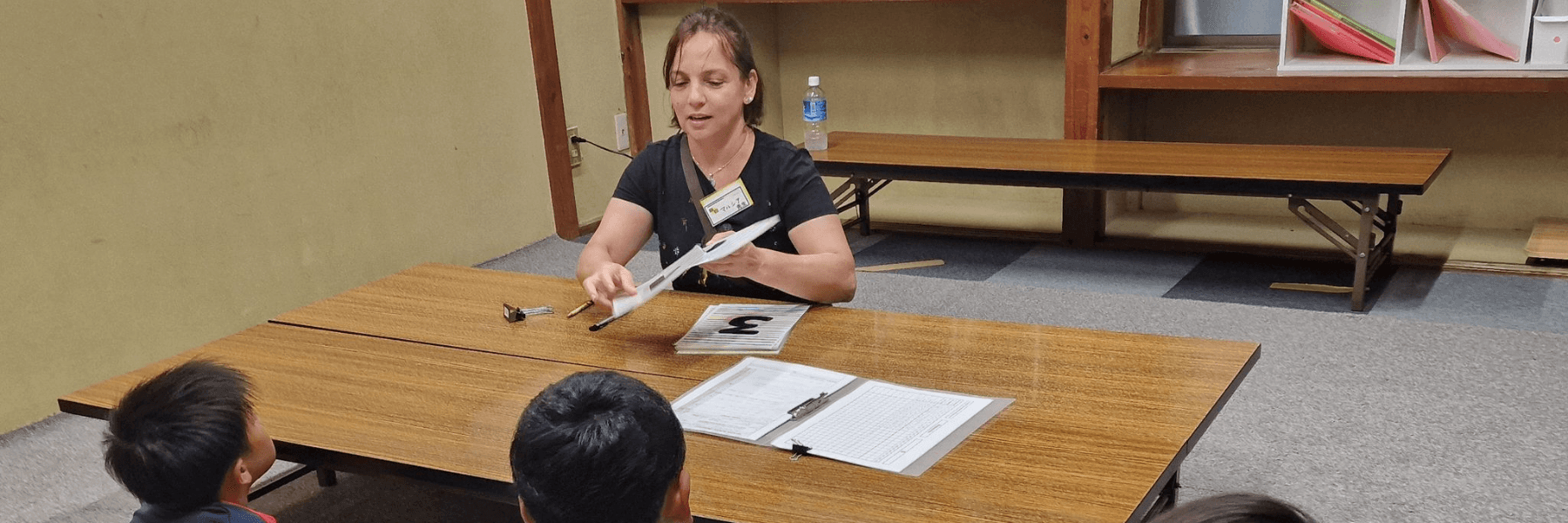 Crianças japonesas durante experiência de voluntariado de Márcia Rehem no Japão