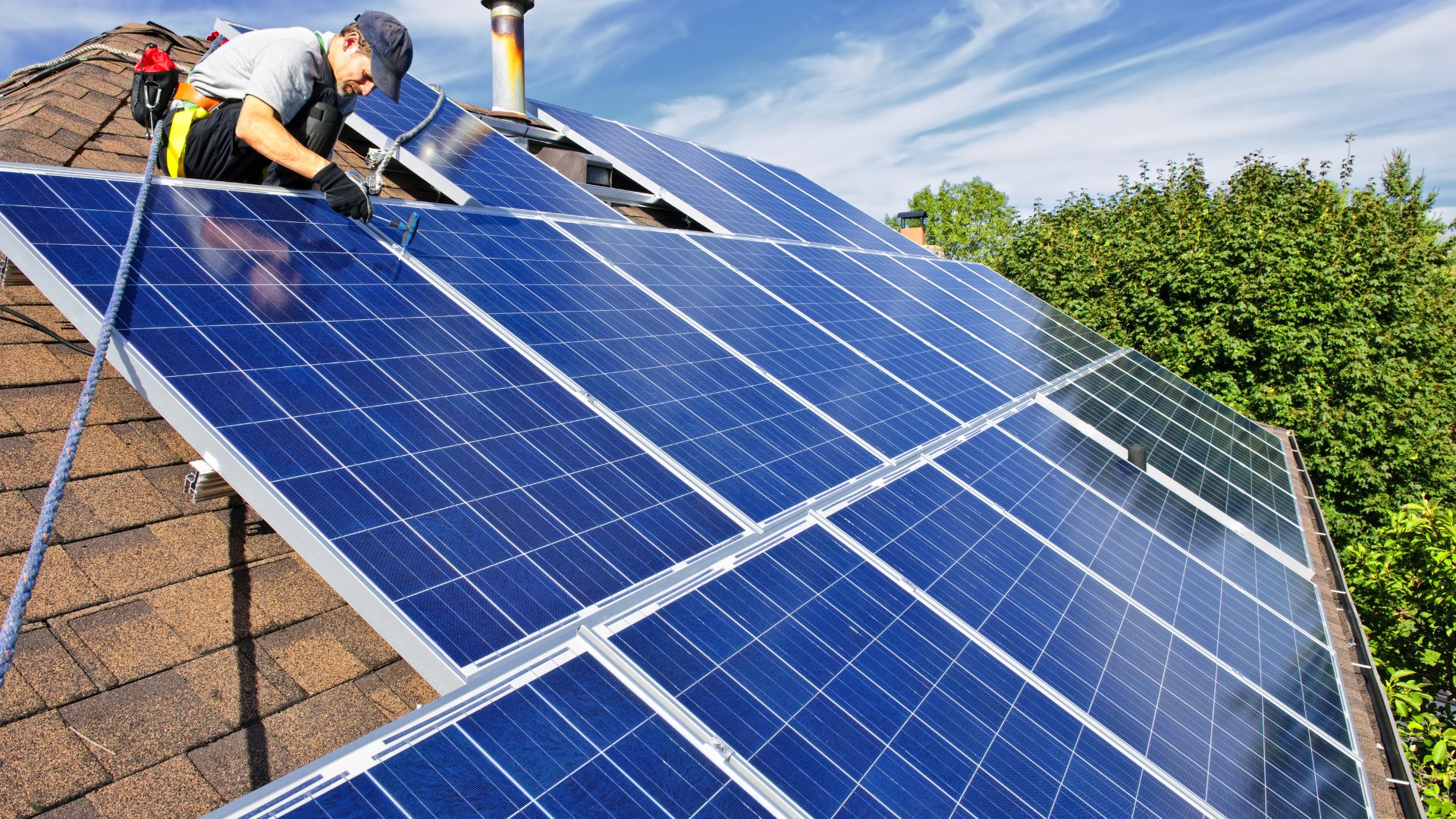 Voltaje en paneles solares: qué es, cómo afecta tu sistema y por qué importa más de lo que crees