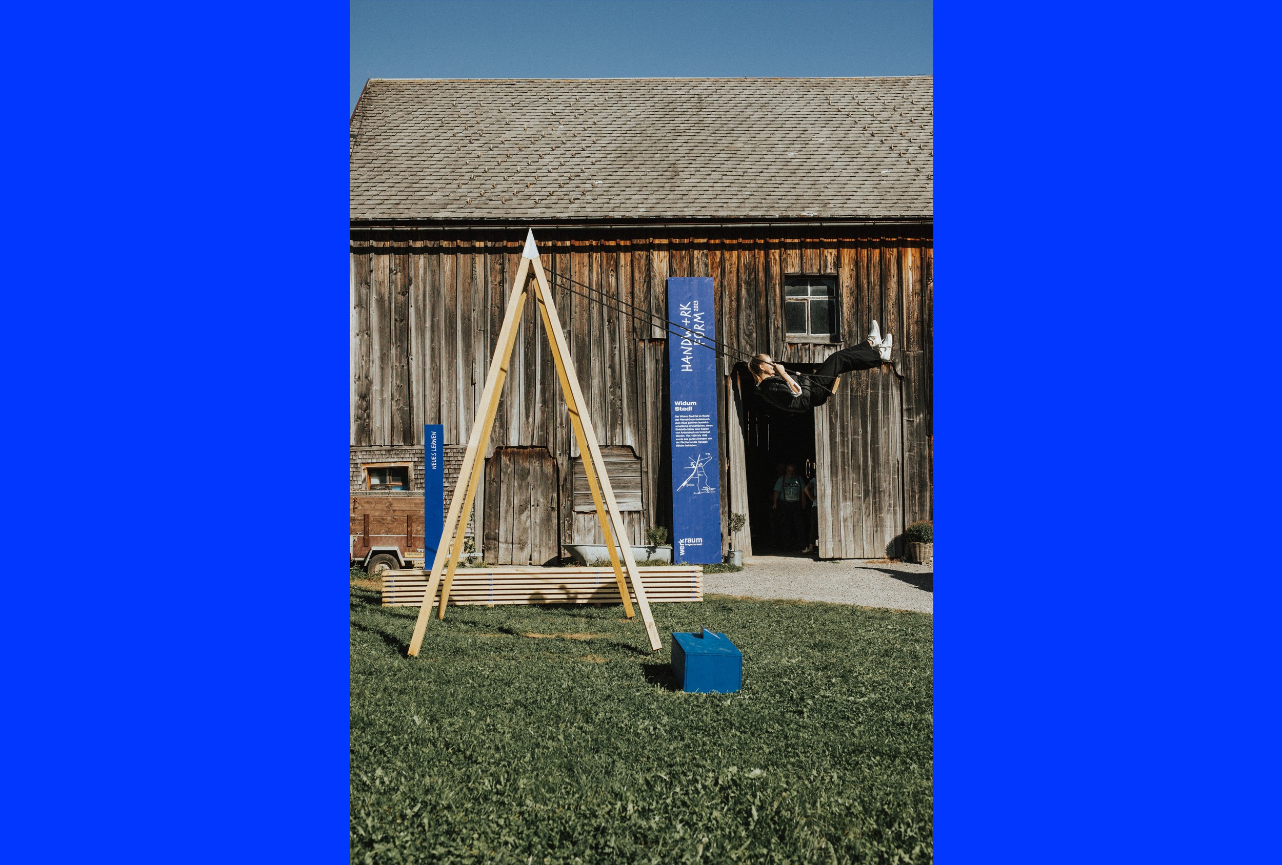 Außenansicht der Ausstellung mit klarer und ansprechender Beschriftung für die Veranstaltung Handwerk+Form 2023.