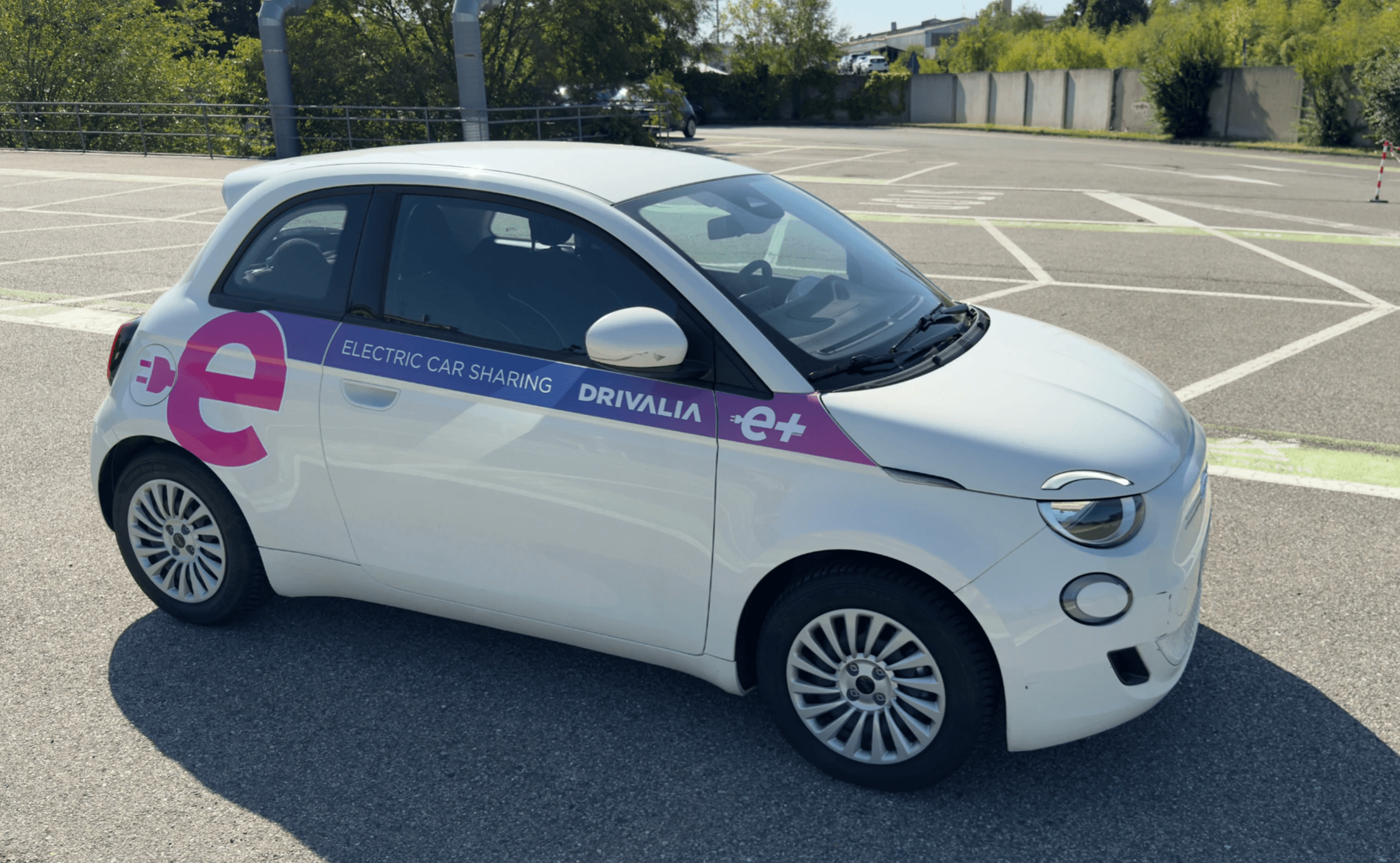 FIAT 500 con nuova livrea Drivalia fotografata durante un photoshoot non professionale in un parcheggio