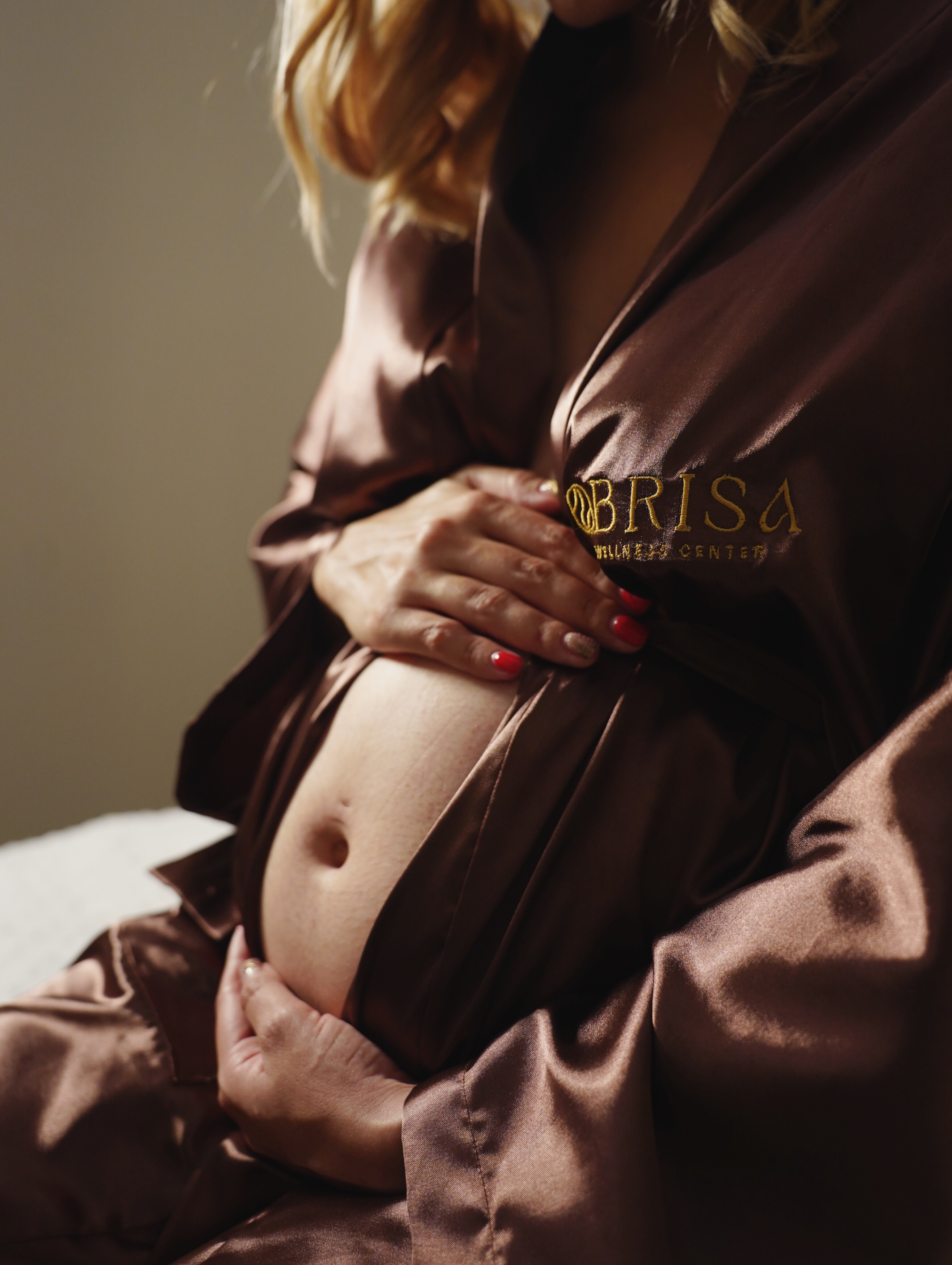 Mujer embarazada con bata de seda