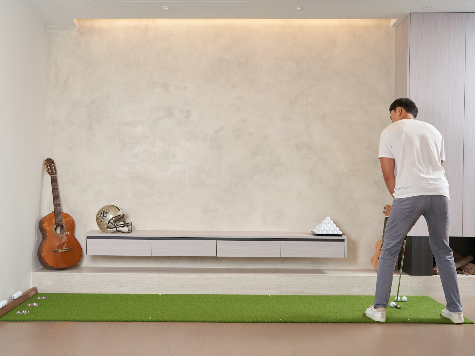 Práctica de putting indoor sobre una superficie de golf