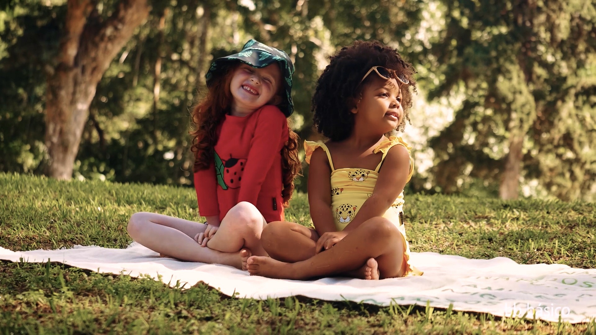 BB Básico editorial fashion film of two kids having fun in the park