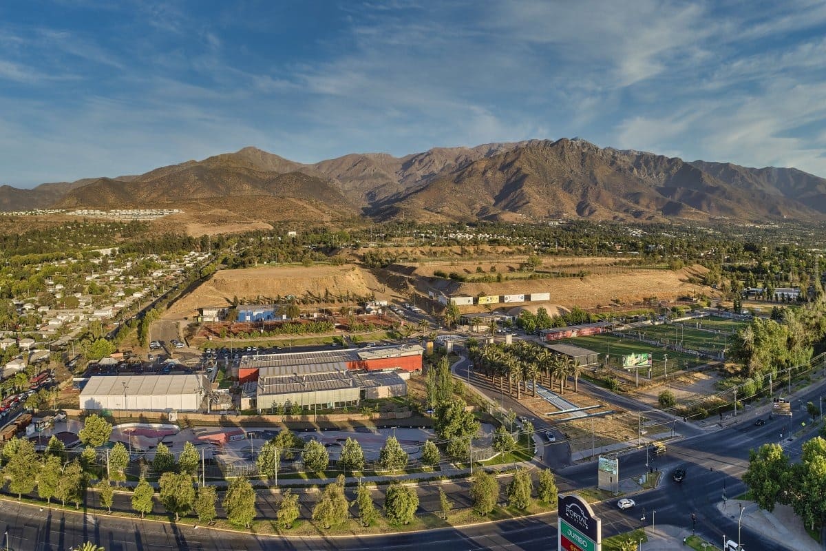 Crianças jogando futebol em torneio internacional no Brasil