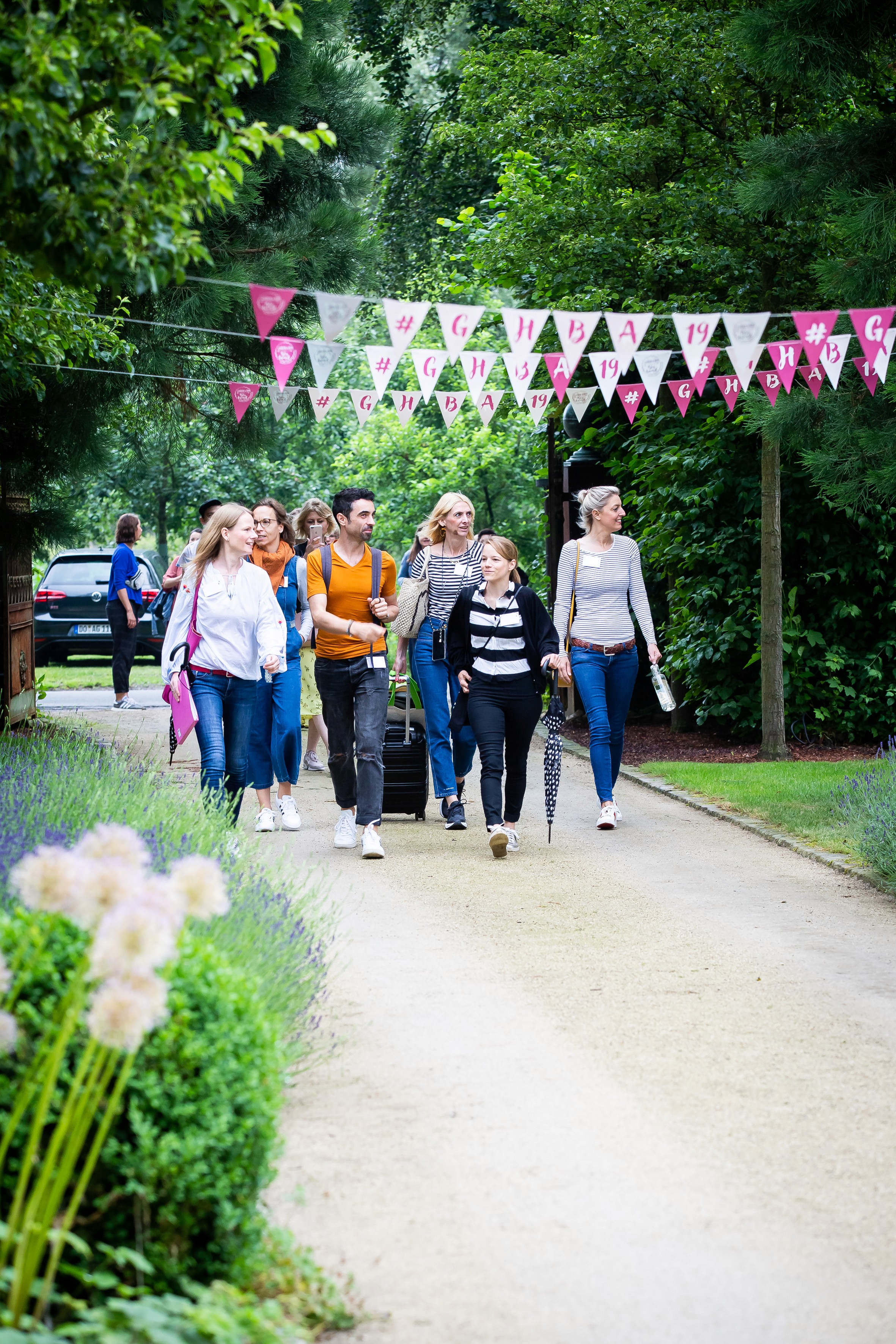 Zwei Frauen lachen während eines DIY-Workshops mit Schutzanzügen in einem Kreativzelt