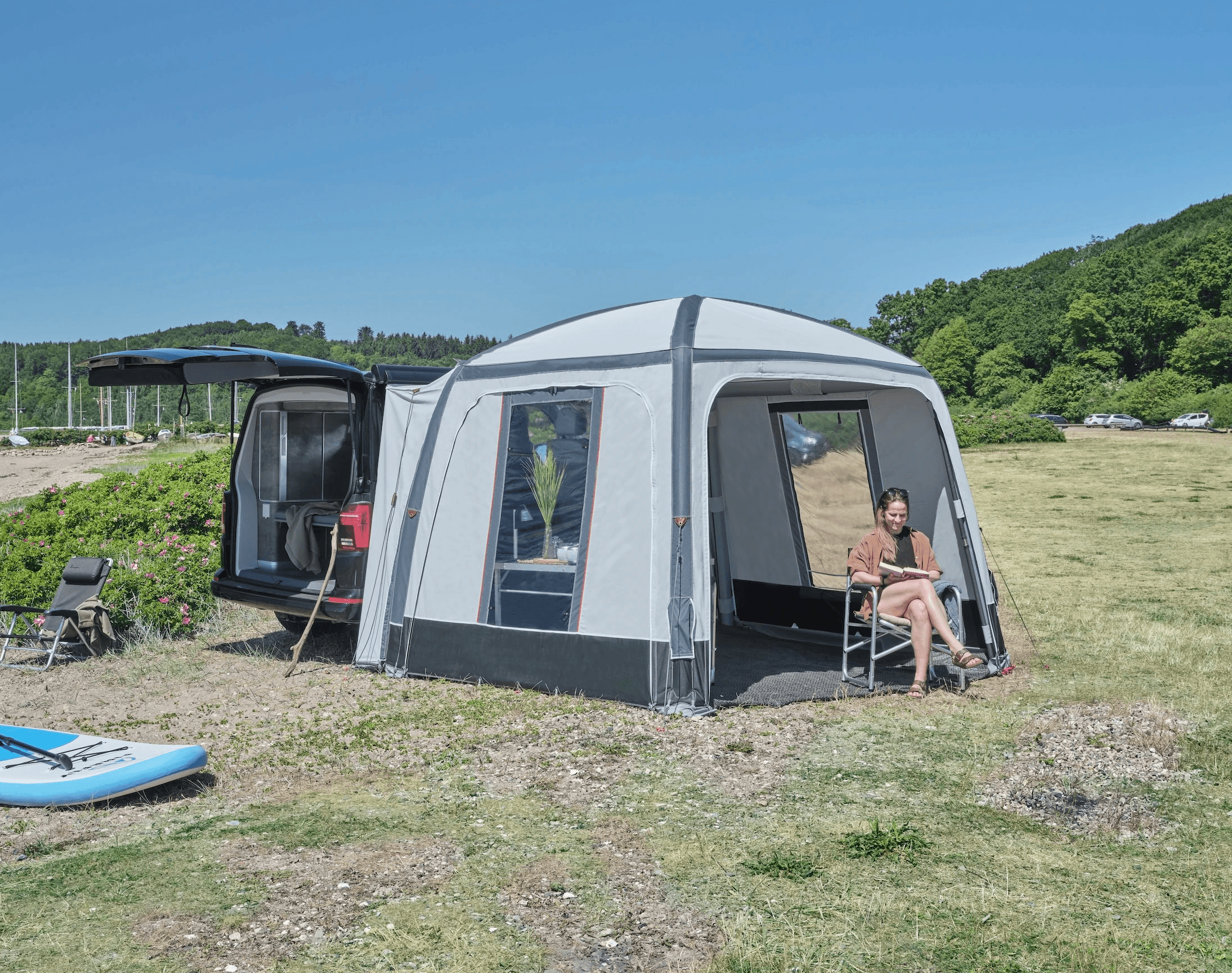 Isabella X-Tension with someone sitting and reading.