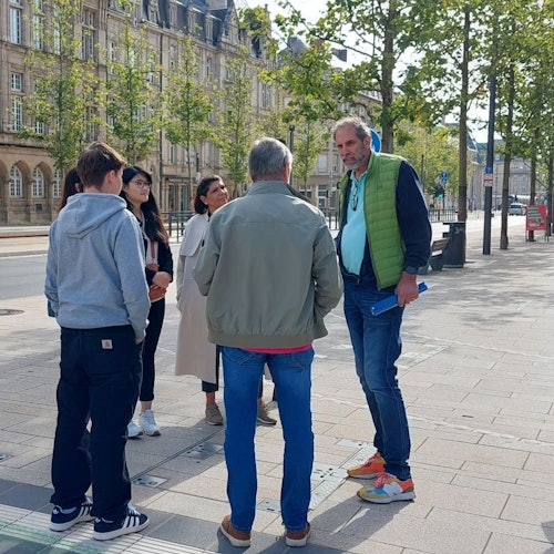 Гид с участниками на площади Метц, город Люксембург