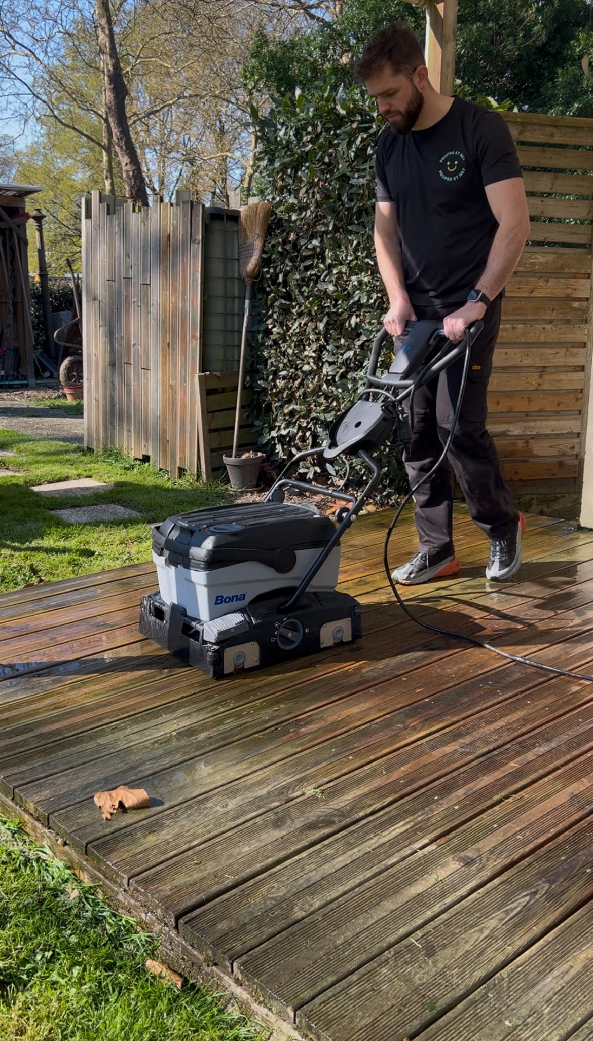 Comparatif avant après d’une terrasse encrassée puis nettoyée en profondeur par Propre et Net