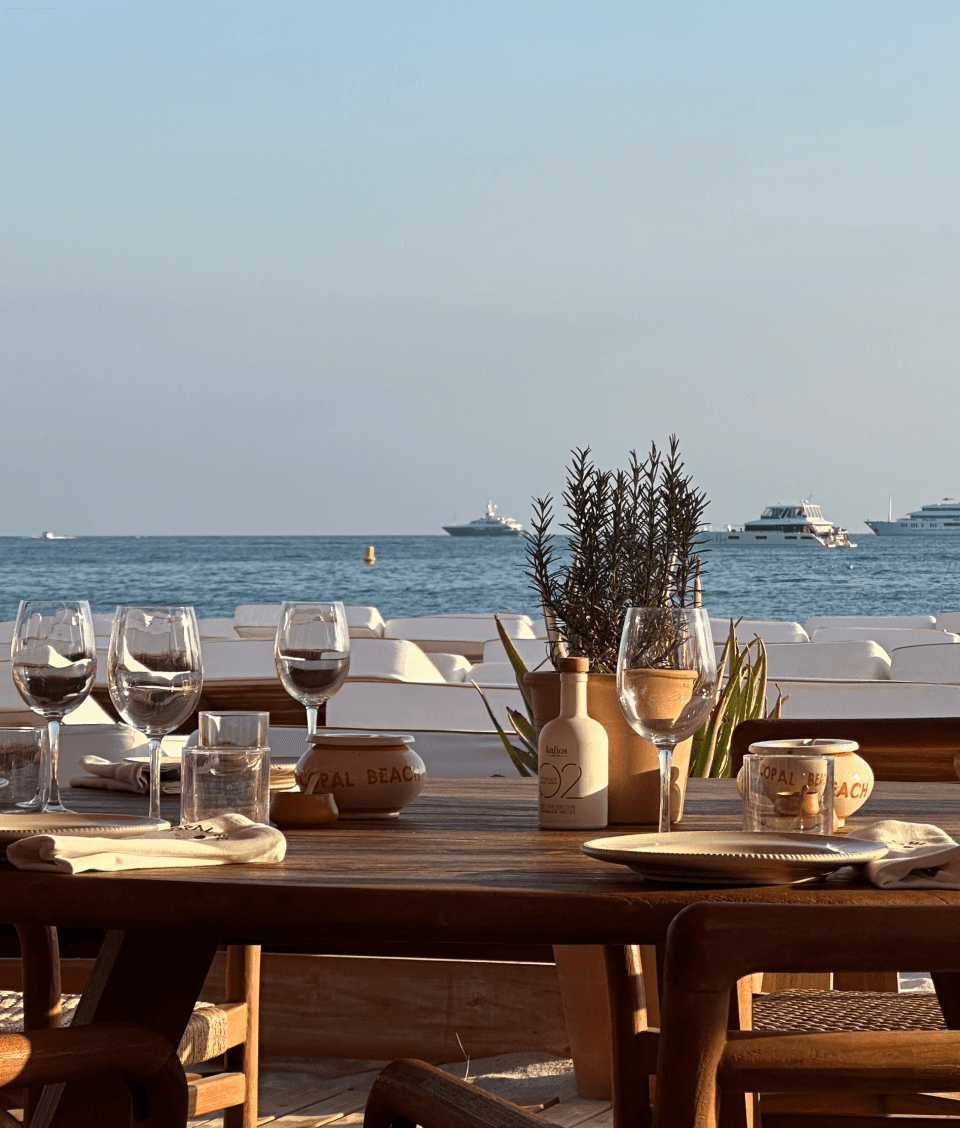 Table dressée en bord de mer avec vue panoramique – référence hôtellerie de luxe méditerranéenne