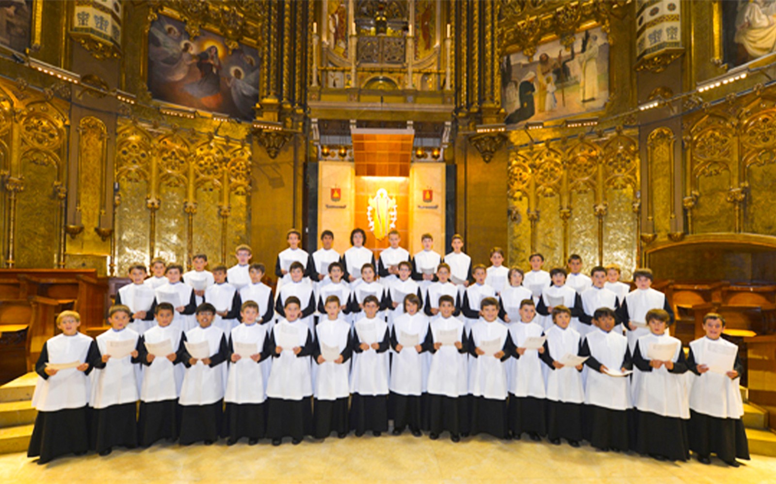 Fiúkórus fellépése a spanyolországi Montserrat-kolostorban.