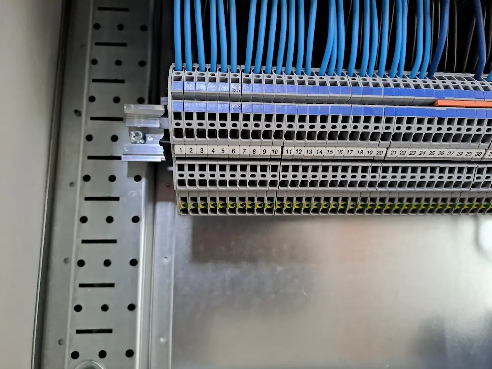 Detail elektrického zapojení a očíslovaných konektorů. Modré vodiče jsou připojeny k svorkovnicím.