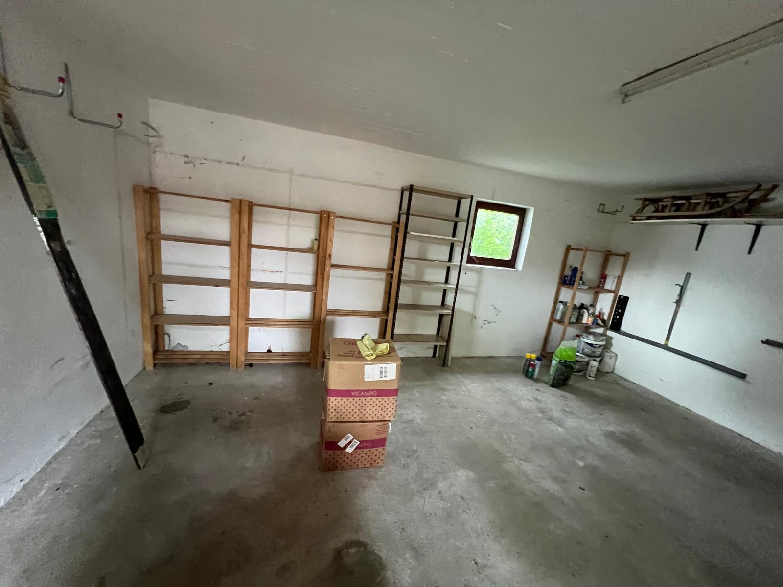 Entrümpelung Freising, ein Kinderzimmer mit hunderten sachen und einem rotem Spielauto mitten drinnen.