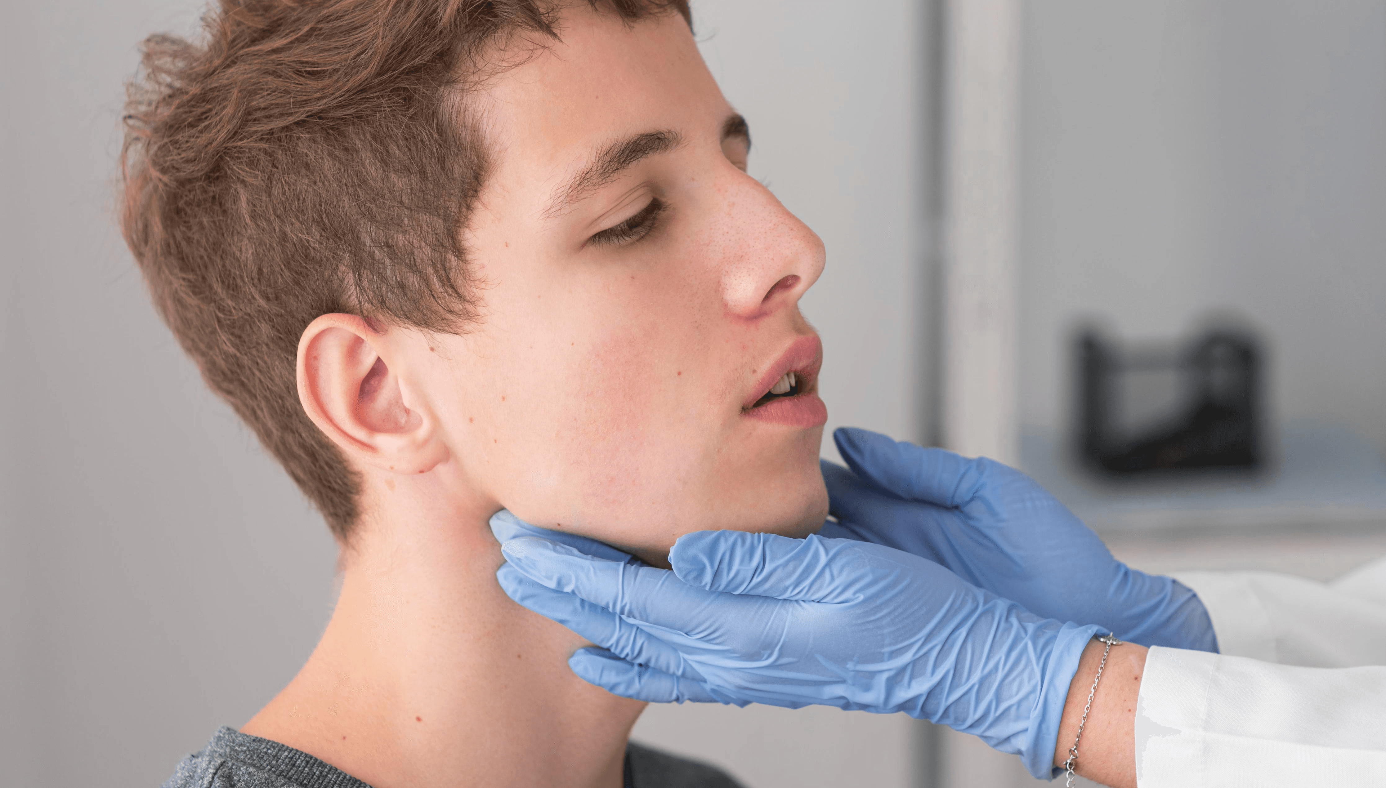 eine Frau, die auf einem Bett liegt und die Hand eines Mannes hält