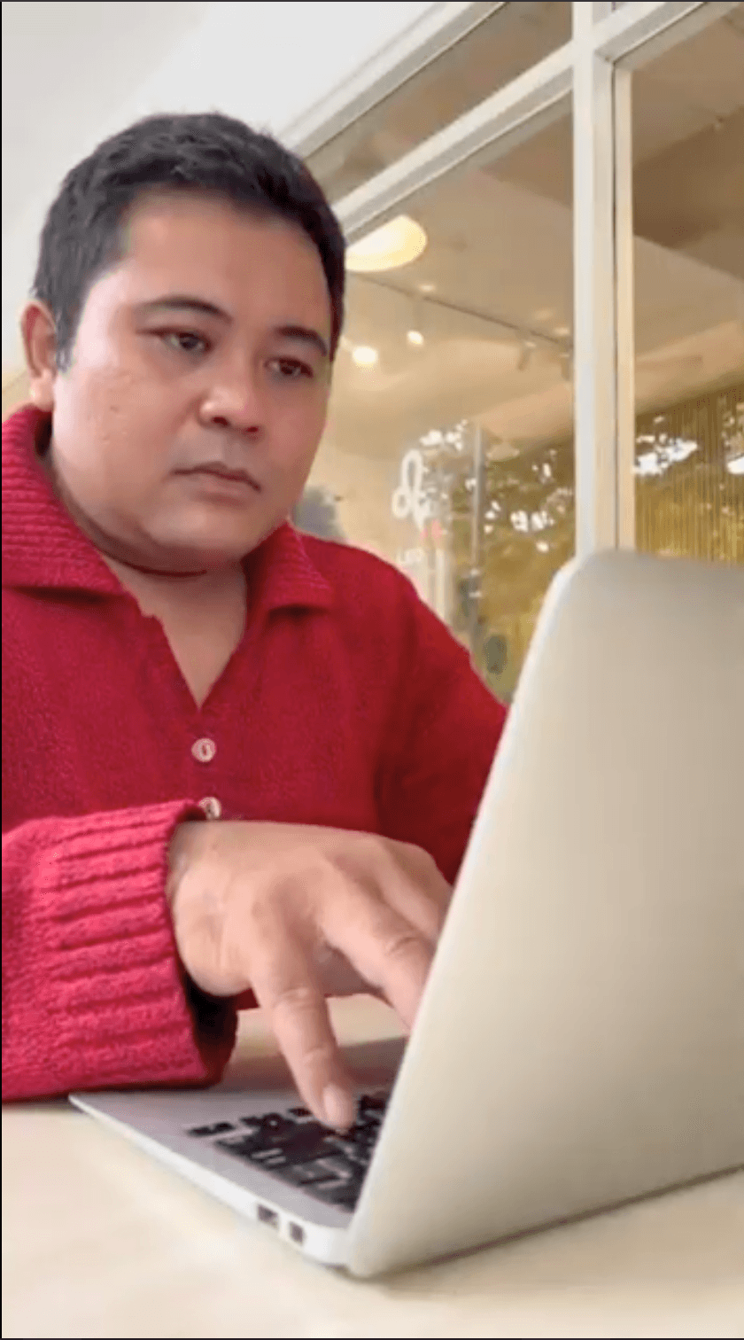 Gede Ngurah Oka Perdana melakukan kegiatan coding