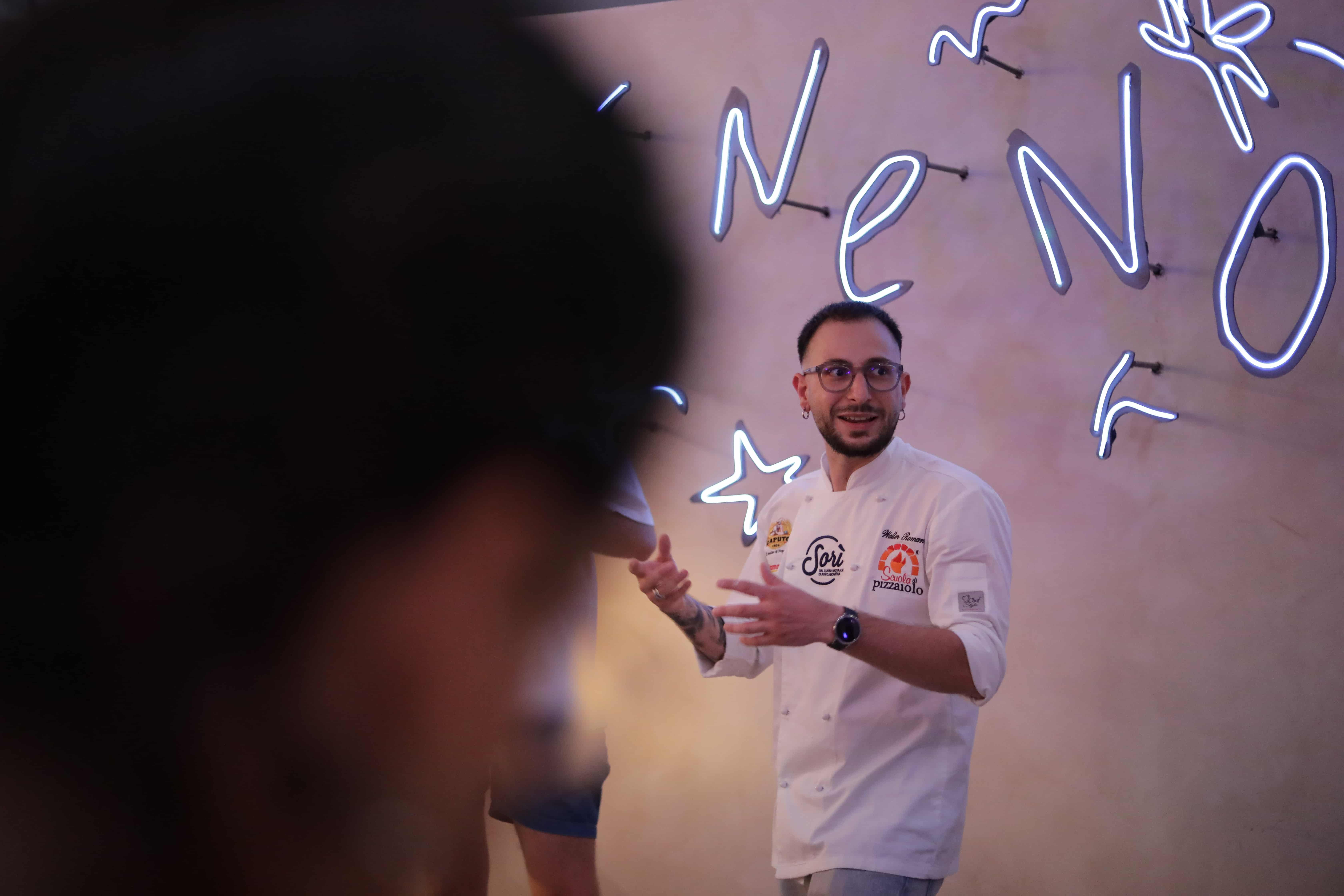 Santopizzaiolo explaining on a napoletanean pizza workshop