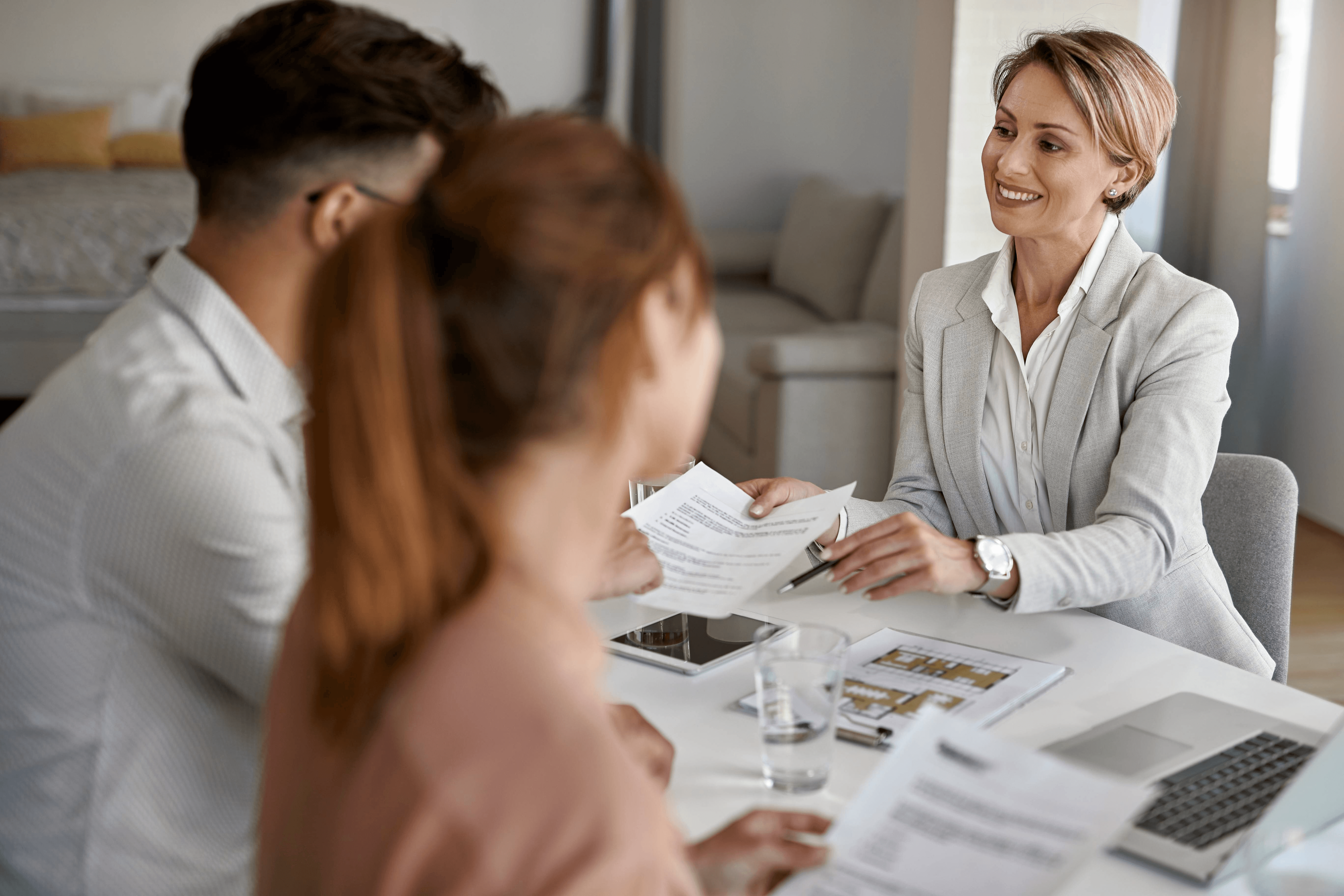Immobilienmaklerin präsentiert ihren Kunden eine lokale Immobilie 