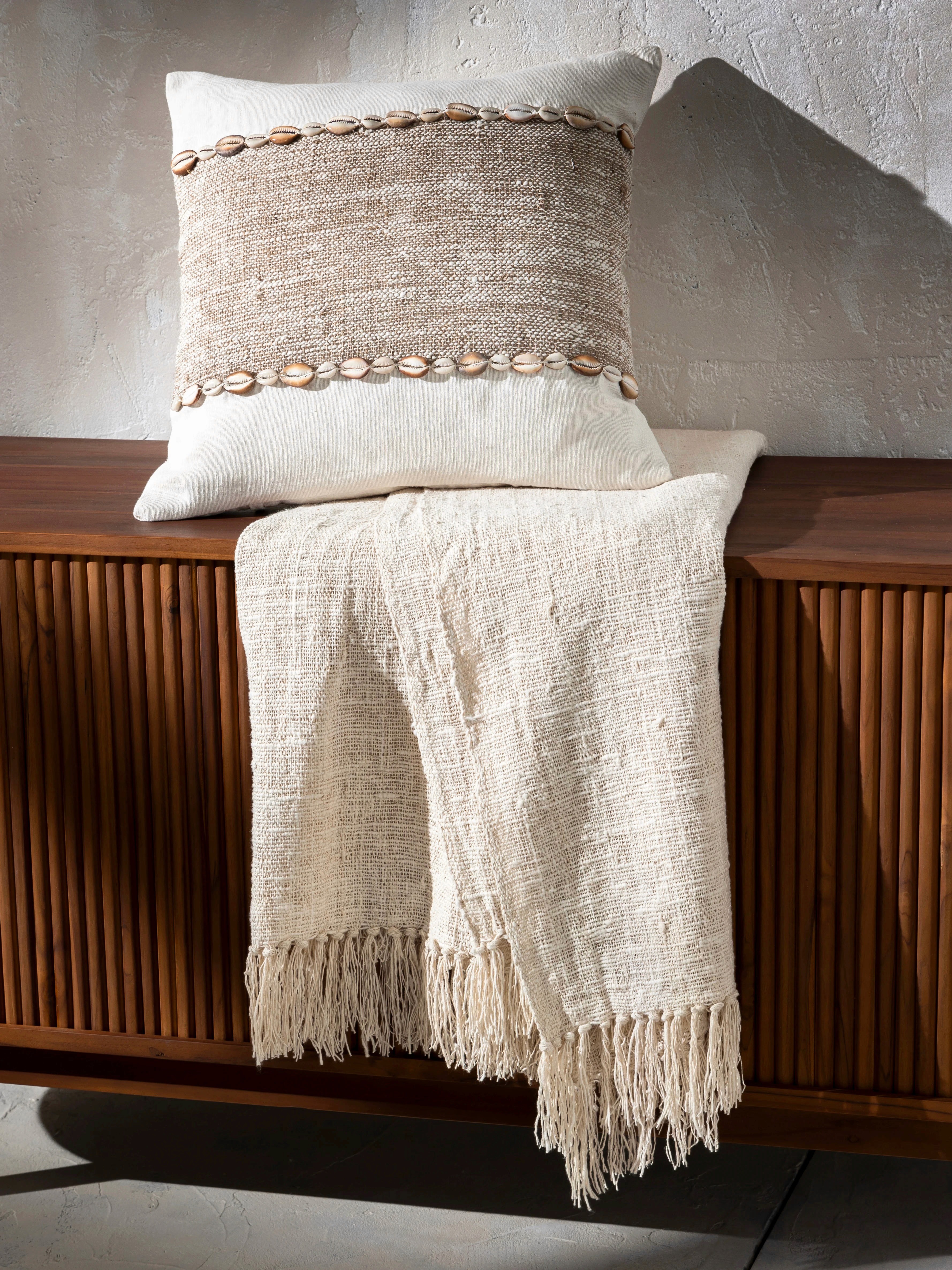 chaise en bois de teck sur fond gris