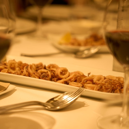 在巴塞罗那的El Born，享受地中海风味的美味炸鱿鱼。