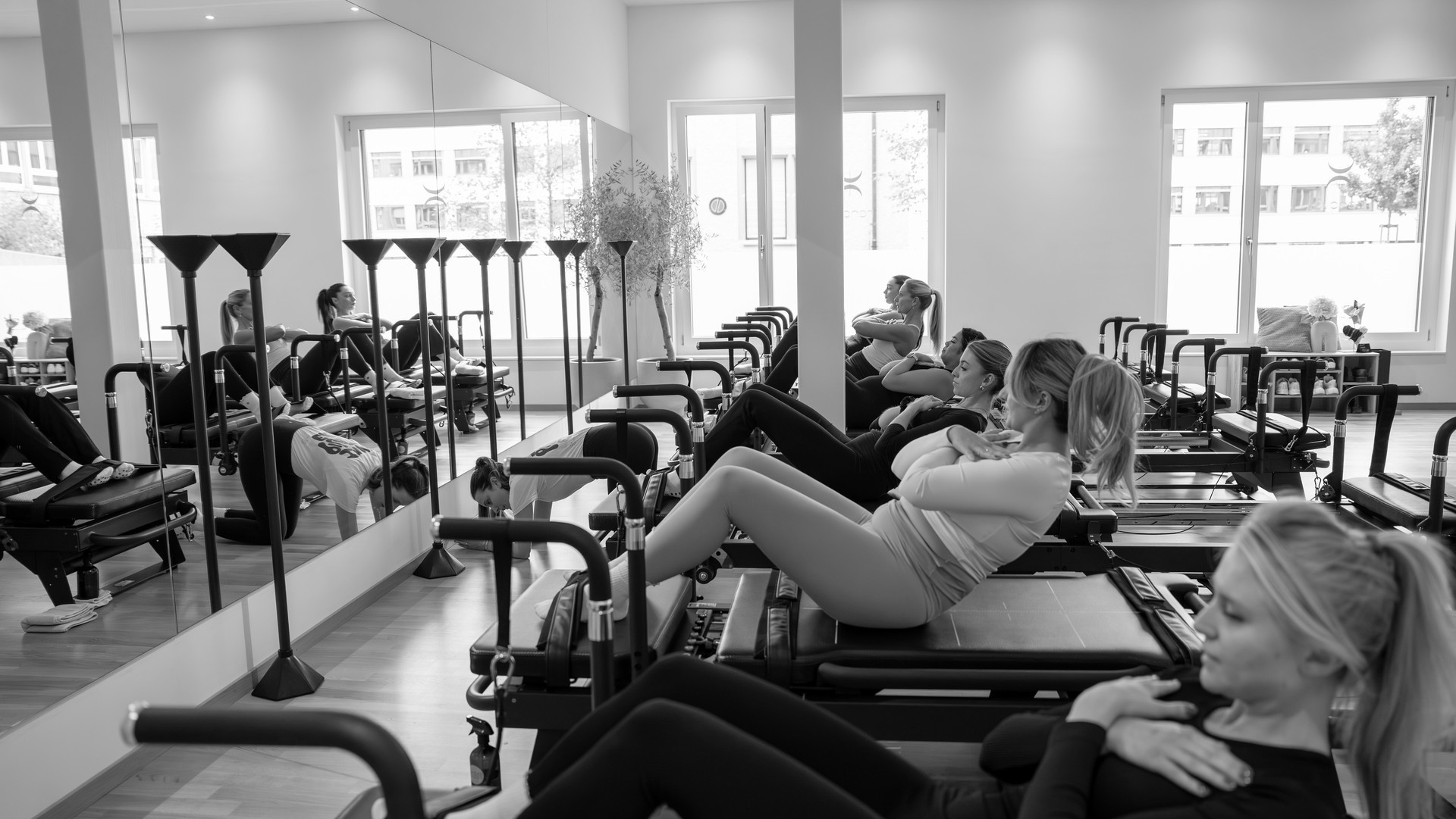 Reformer Pilates und Lagree-Workout in St. Gallen und Winterthur - Bold – Kraft, die du spürst. 45 Minuten Full-Body Workout mit gezieltem Widerstand – für mehr Stärke, bessere Haltung und neue Beweglichkeit. Intensiv, dynamisch und nachhaltig wirksam. Zusammen mit unseren Nachbarstudios wie Riva Circle bringen wir Reformer Pilates nach St. Gallen.