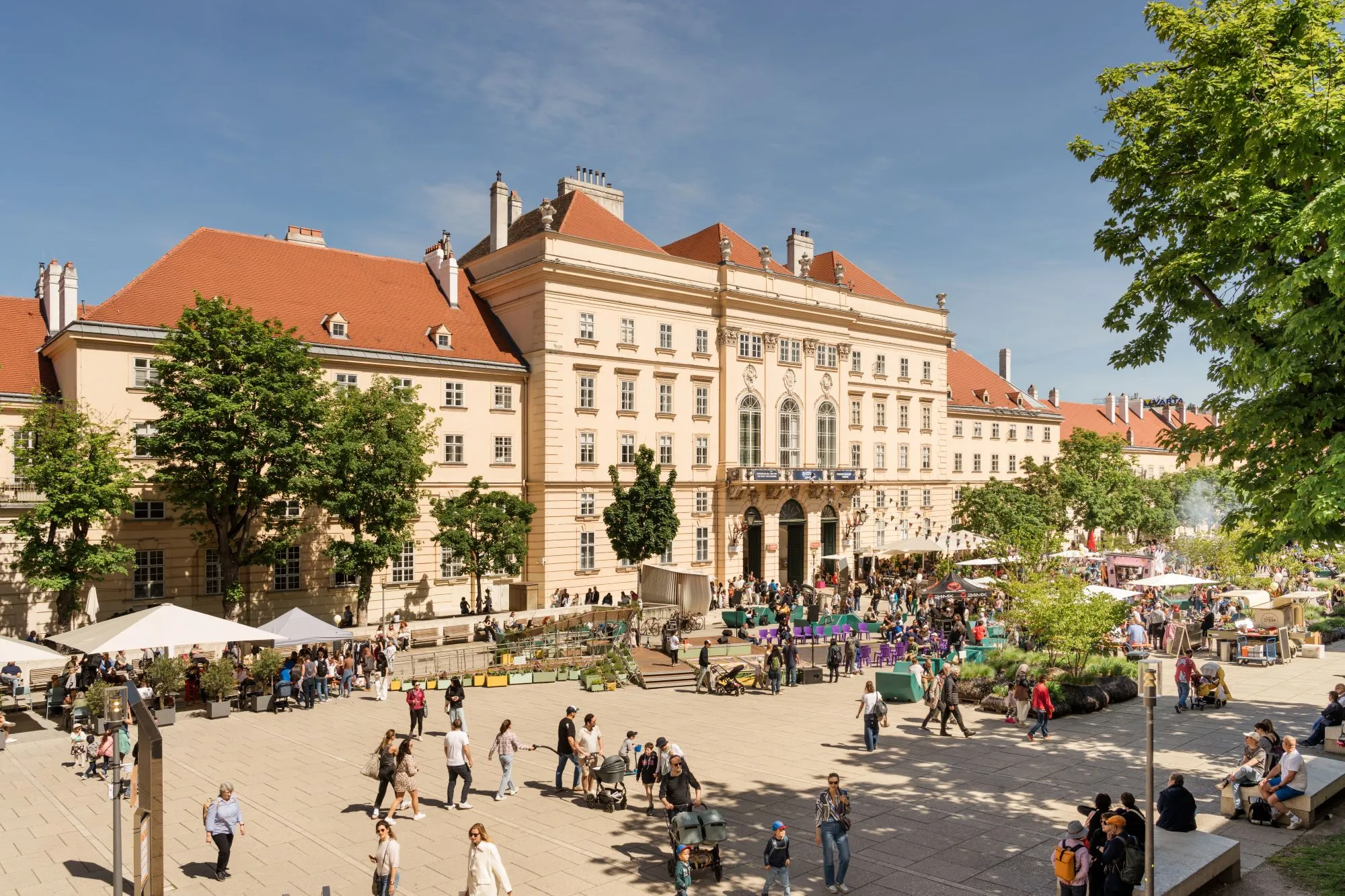 Der Innenhof des MuseumsQuartiers Wien