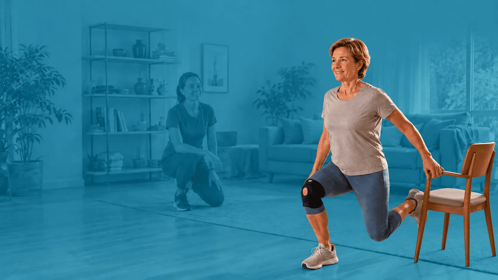 Une femme réalise un exercice adapté avec l’appui d’une chaise