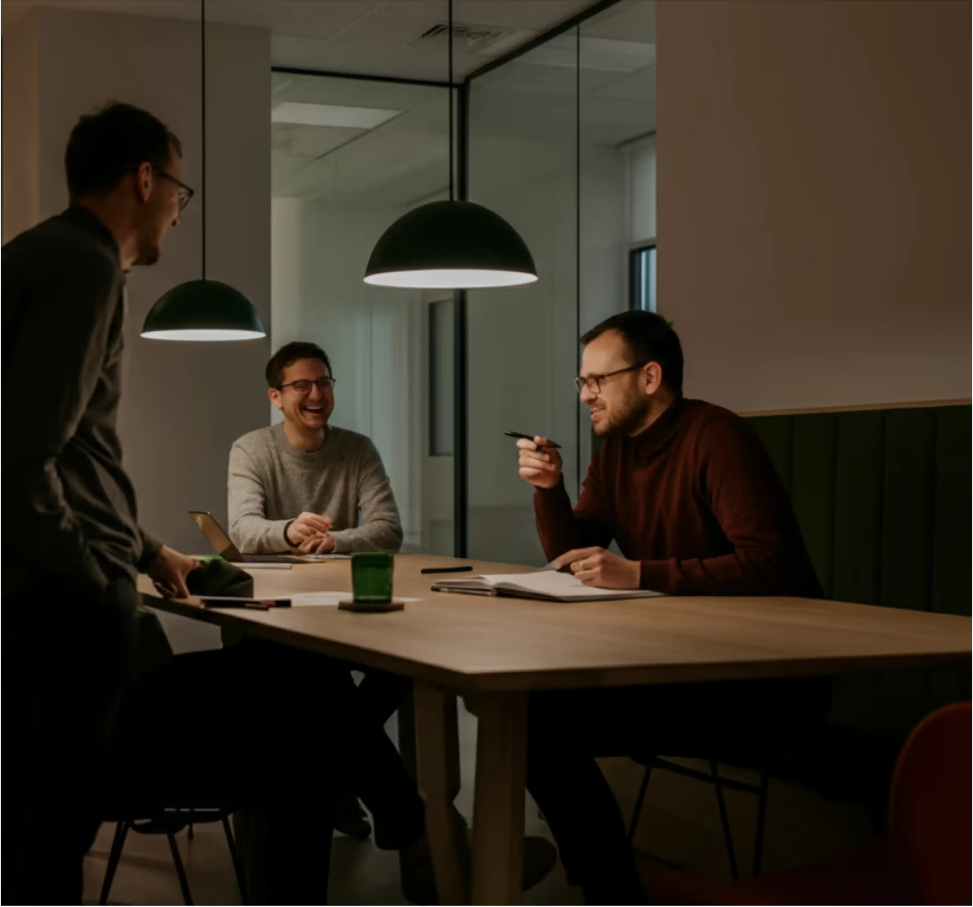 3 Personen am Tisch (Besprechung)