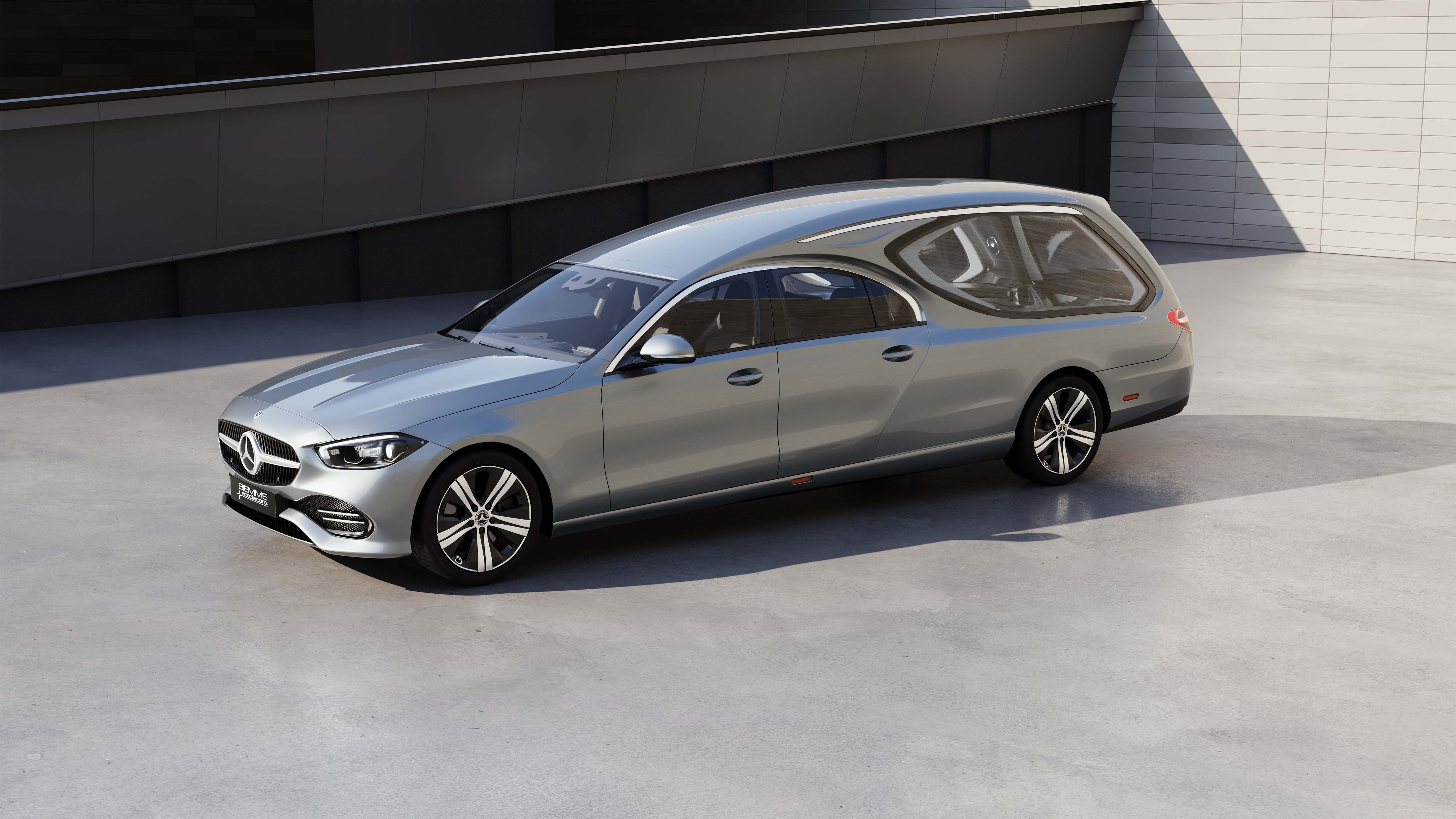 Carro funebre Mercedes in ambiente architettonico moderno