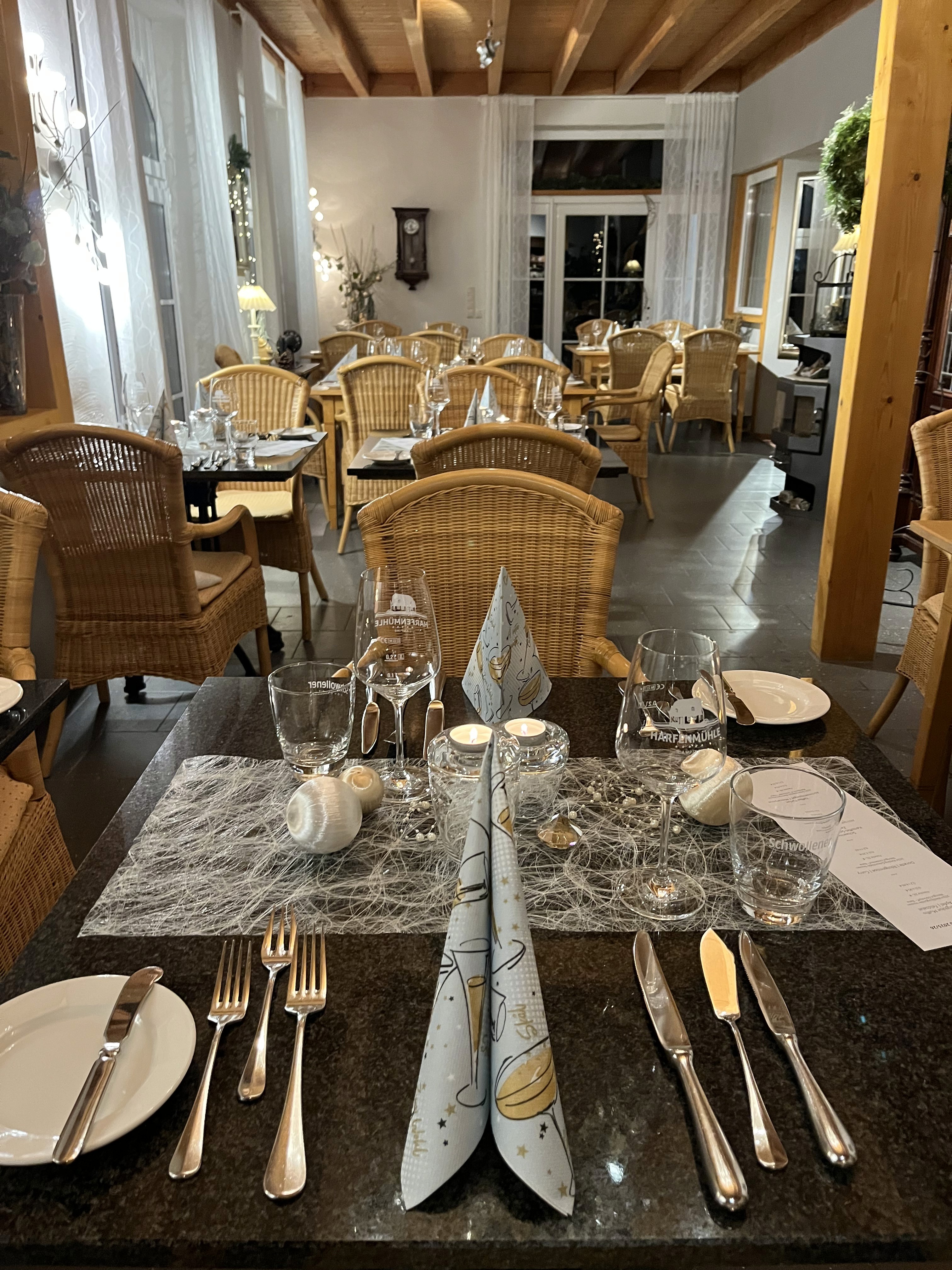 Restaurant gedeckt für das Silvester Menü