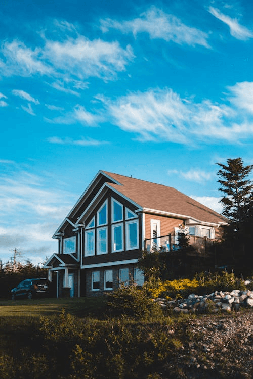 Outdoor seating area with drinks and a straw hat facing the bright blue ocean.