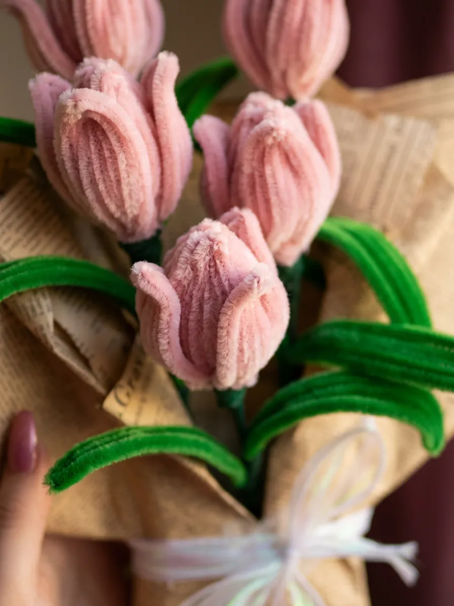 Elde tutulan pembe şönil lale tomurcukları
