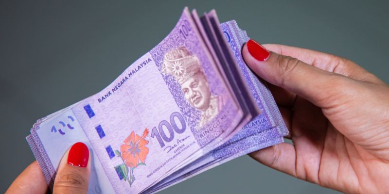 A Malaysian business owner counting money