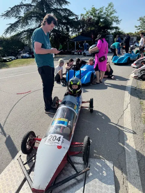 Jeune pilote cadet installé dans sa caisse à savon numéro 204