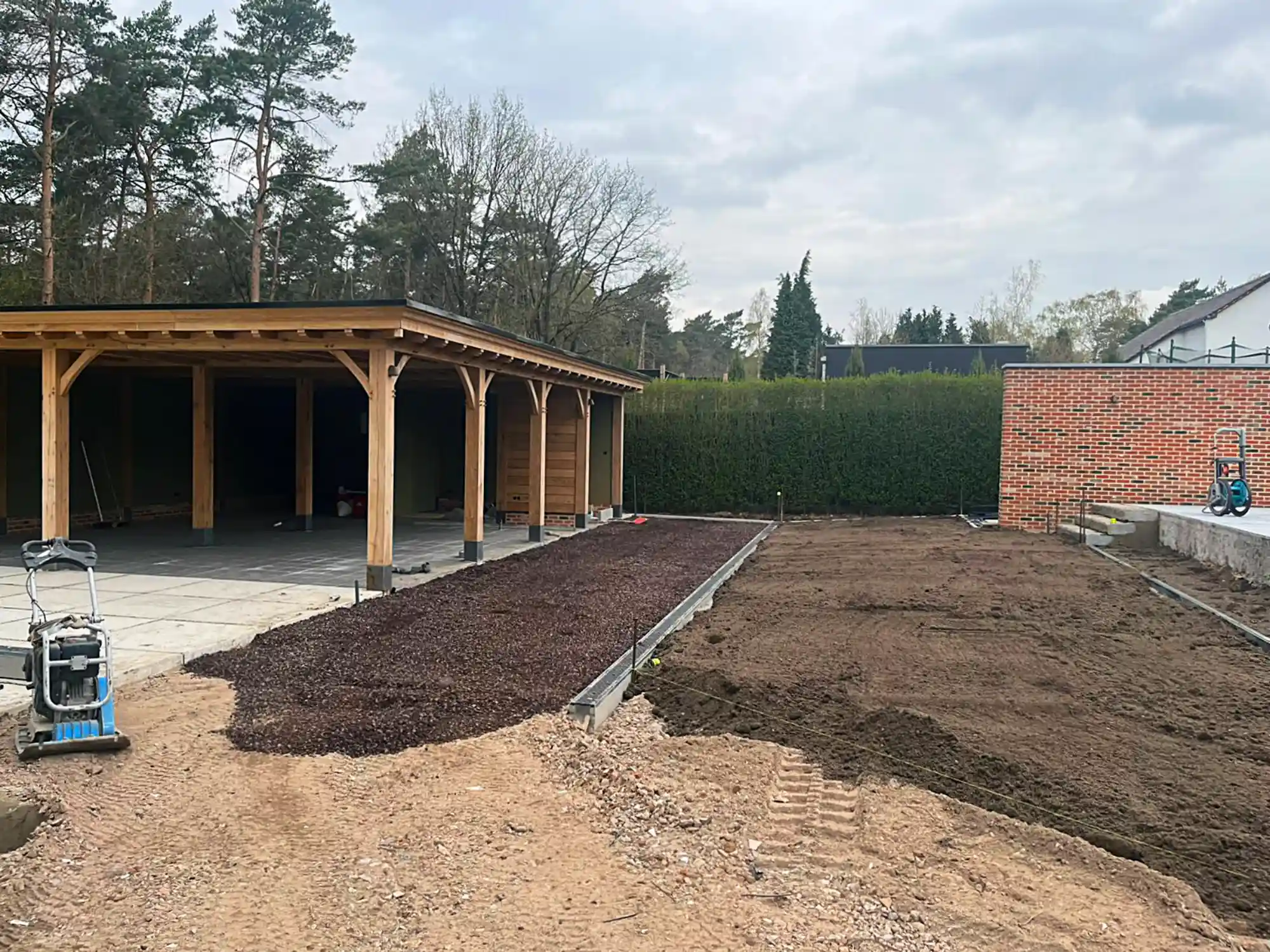 Van uitgravingen tot rioleringswerken: wij zorgen voor een stevige fundering voor elk tuinproject. Efficiënt, vakkundig en betrouwbaar uitgevoerd.