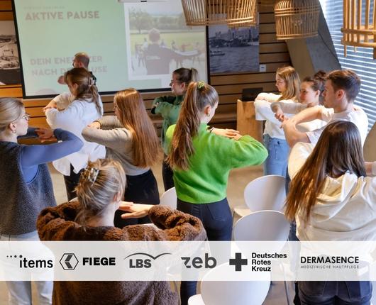 Aktive Bewegungspause mit Mitarbeitenden bei einem Firmenfitness-Angebot im Unternehmen