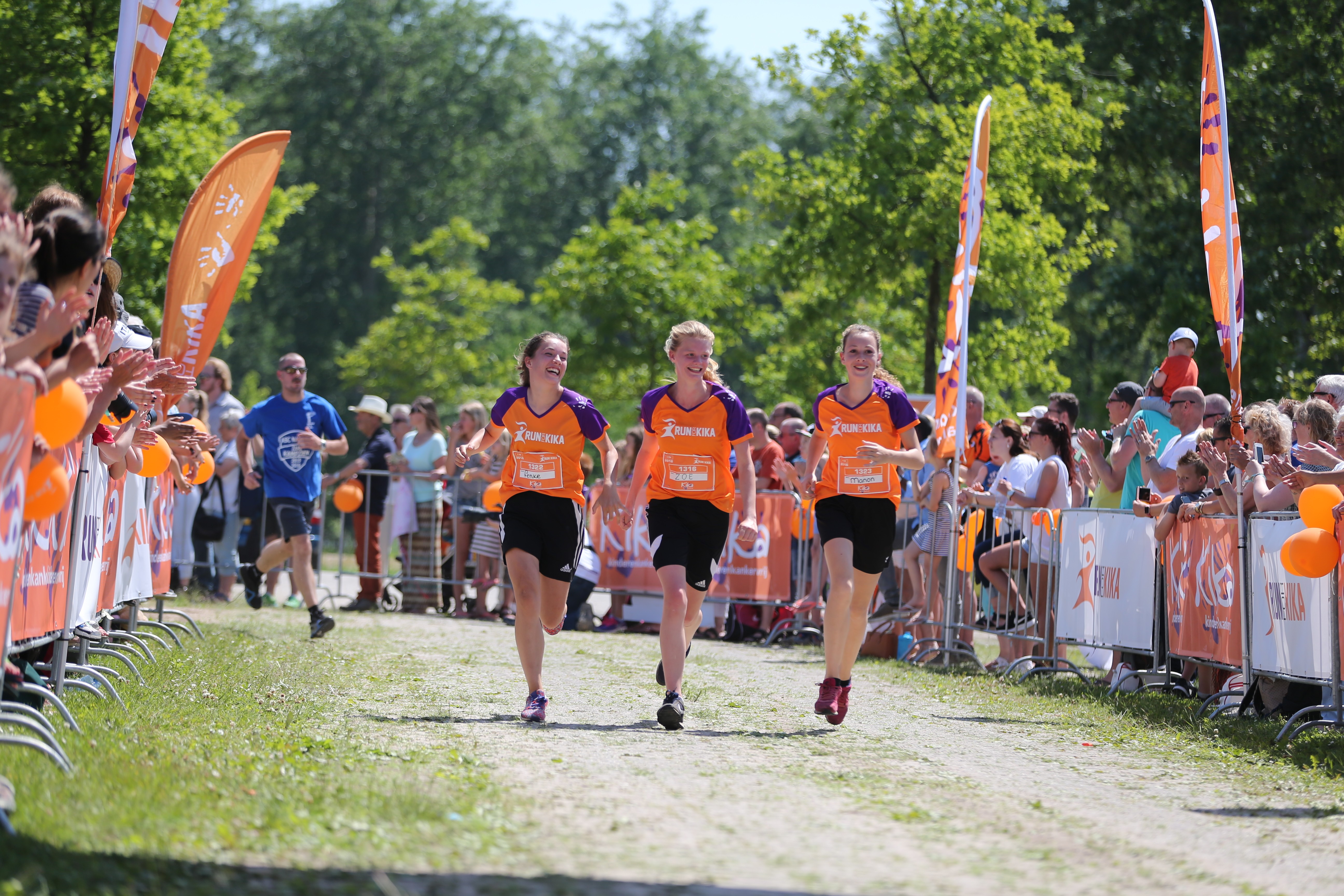 Deelnemers rennen voor KiKa