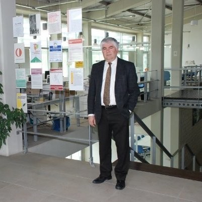 woman on focus photography