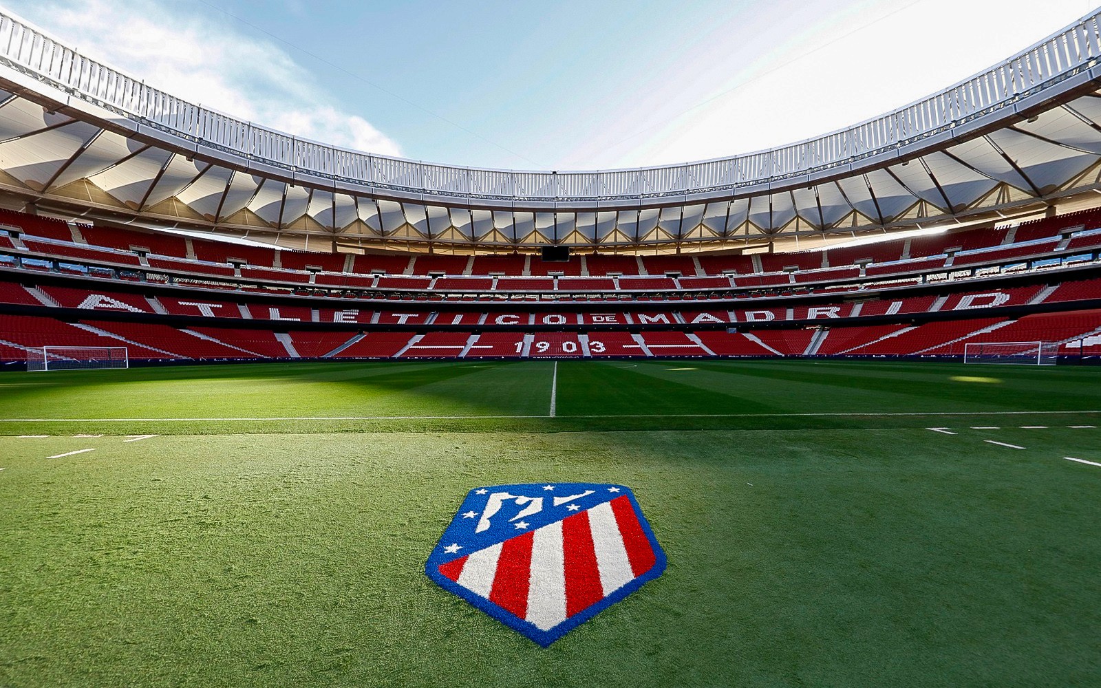 Campo do estádio Cívitas Metropolitano com o logotipo do Atlético de Madrid, parte do tour "Território Atleti".