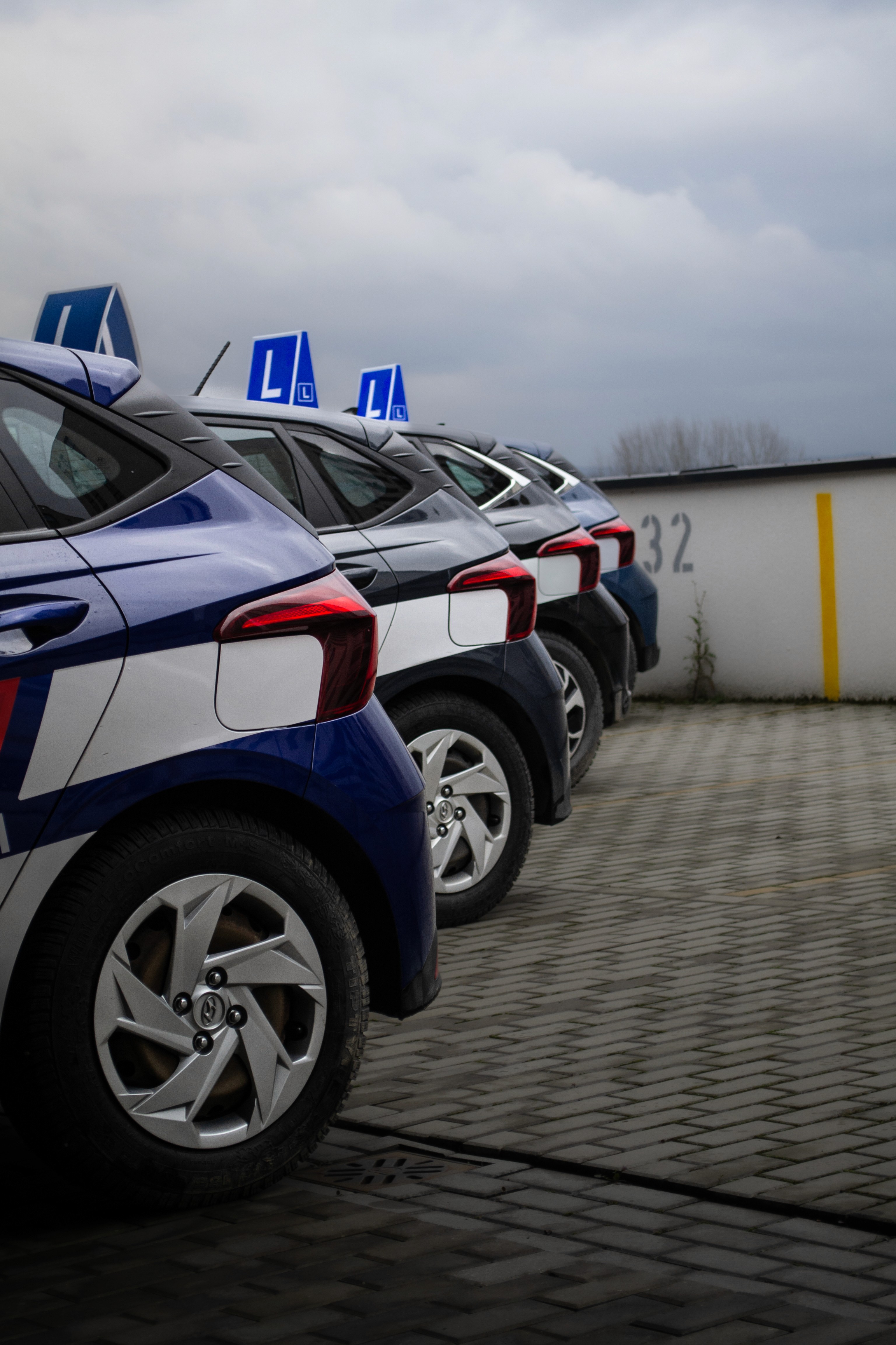 Samochód na placu manewrowym w szkole nauki jazdy OSK You Can Drive w Rzeszowie.