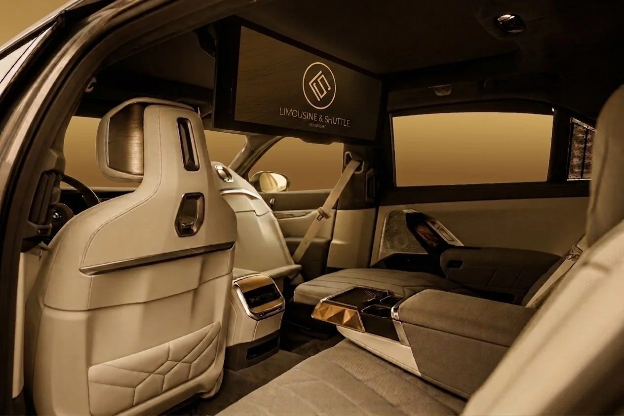 Executive Lounge im Fond des BMW 7er Lang mit ausklappbarem Bildschirm