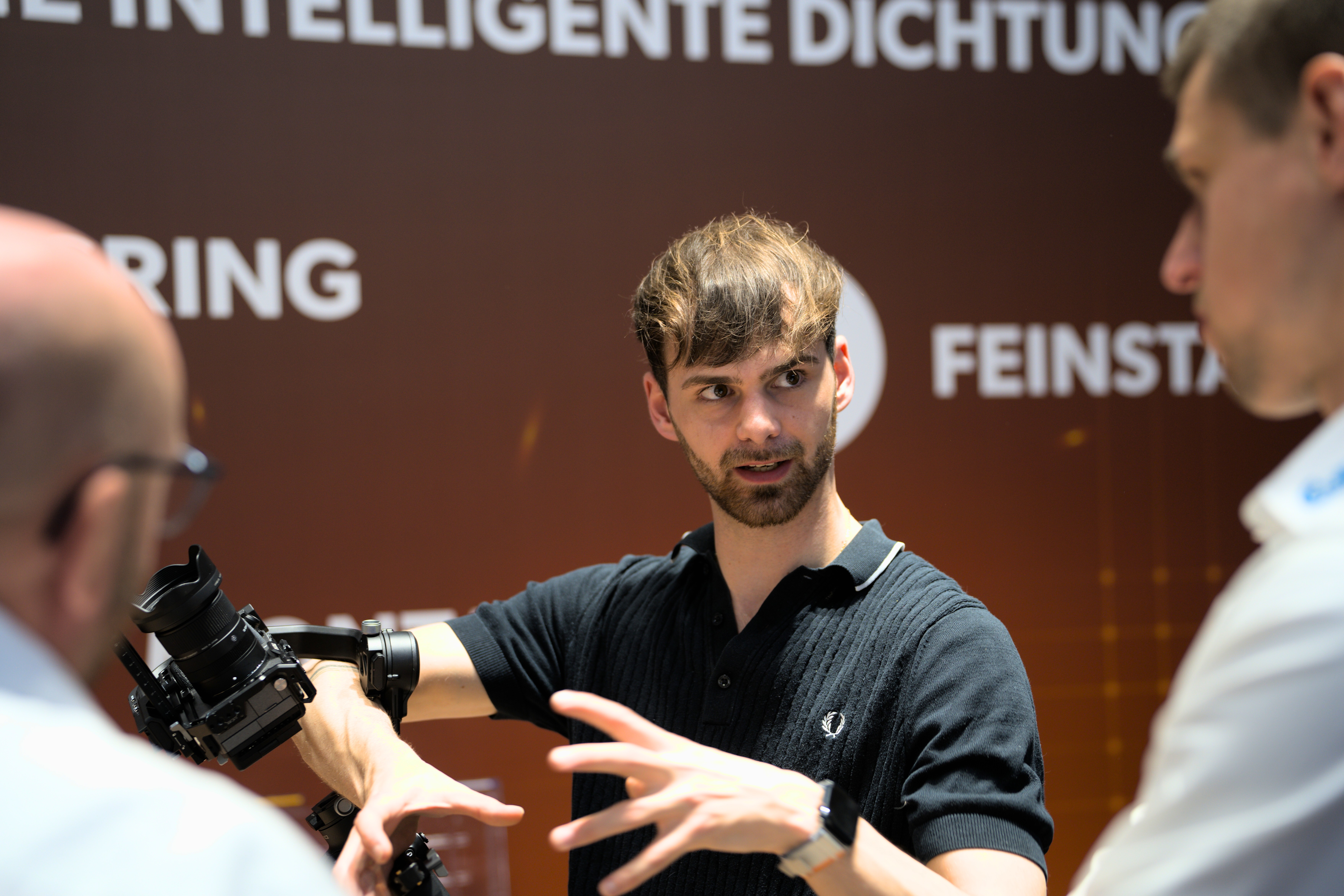 Eventvideoproduktion , besprechung mit kunden zur durchfürung von content erstellung 