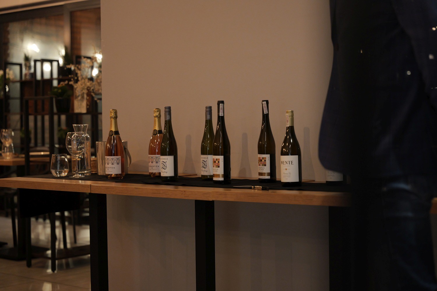 Degustacja win podczas kolacji tematycznej w Niedźwiedzia 25 pod Poznaniem