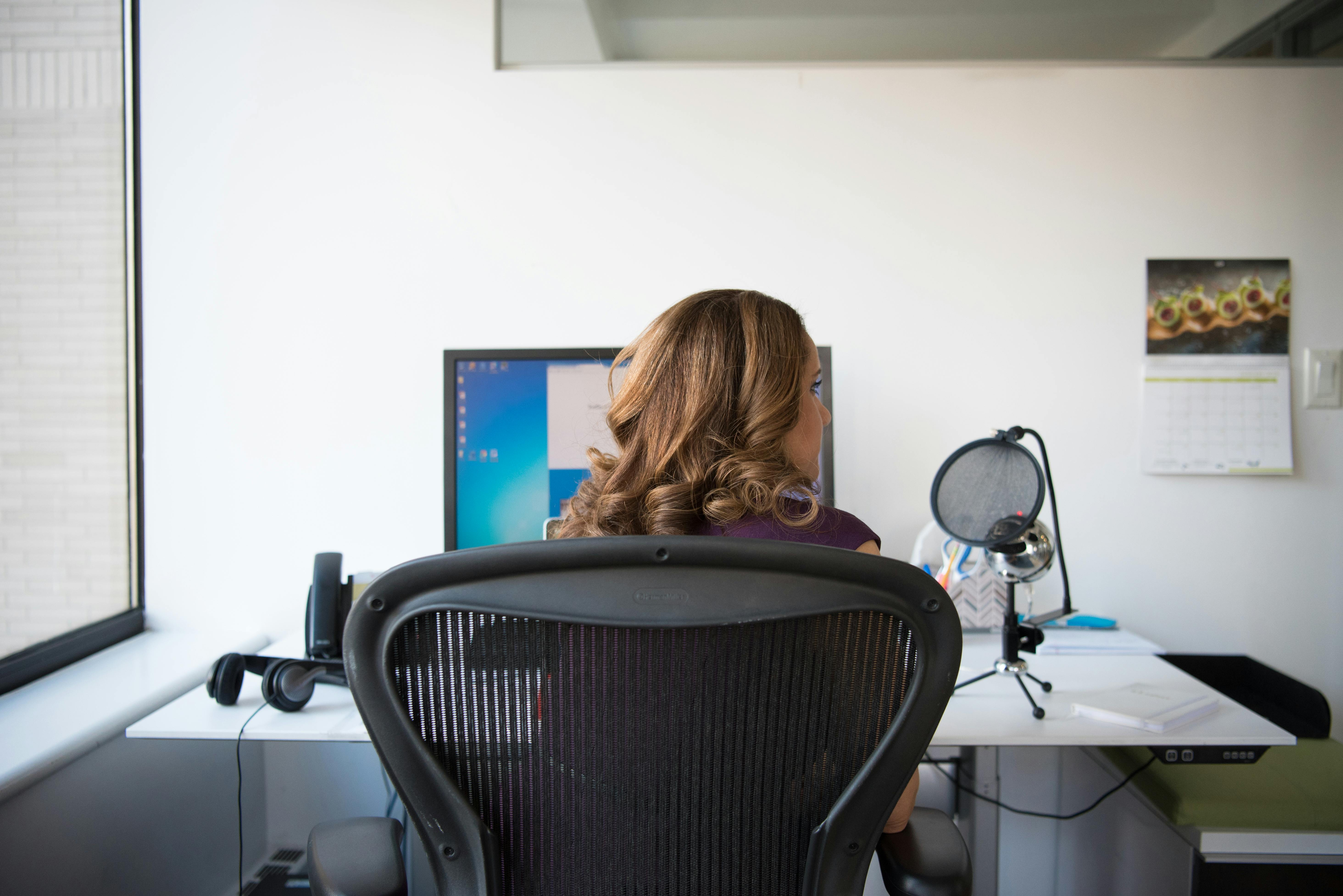 Woman in front of computer seraching for the best platform to send cold emails