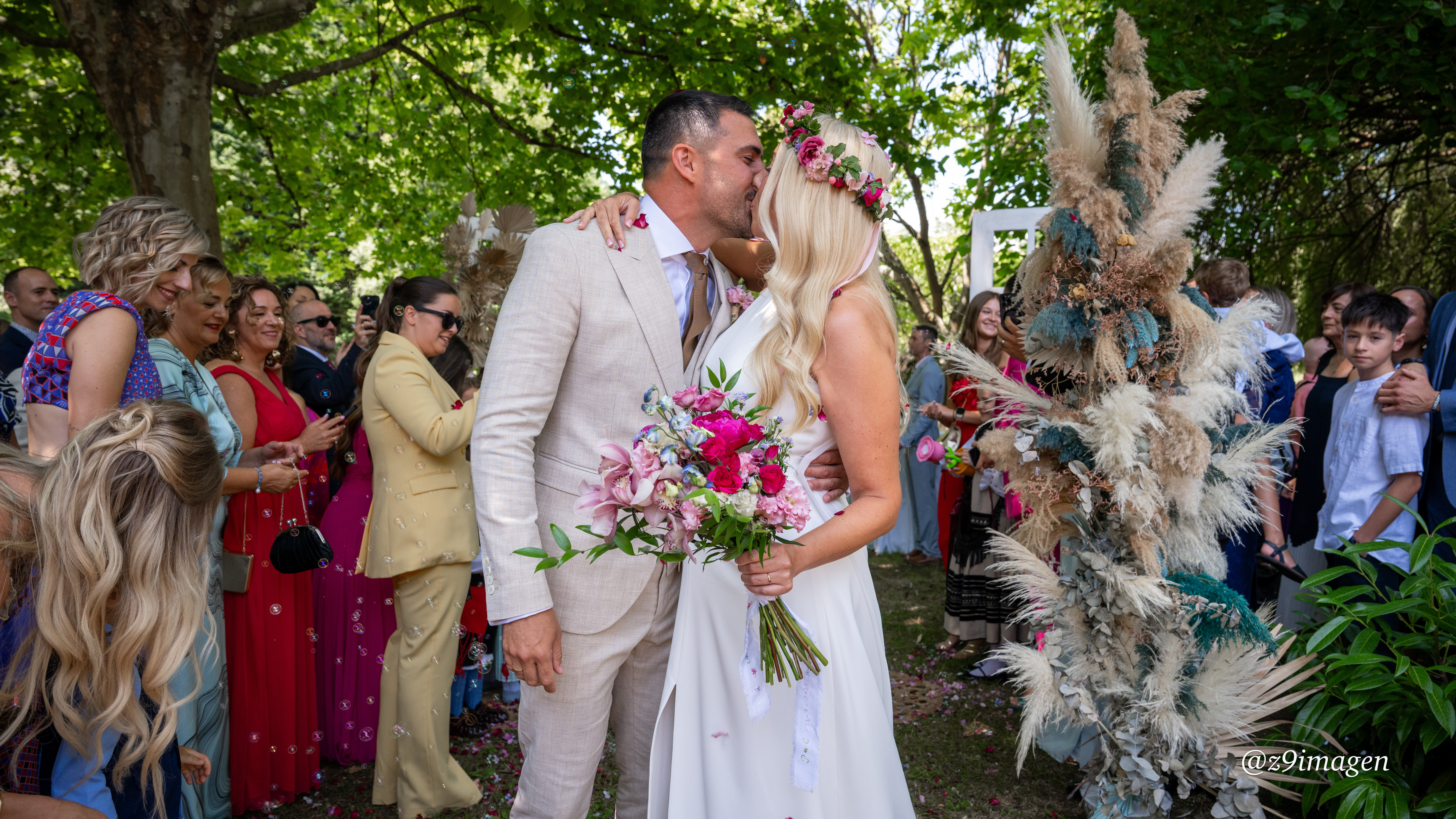 Pareja de novios bailando bajo luz de flash en una boda íntima en 2026, fotografía con estilo documental