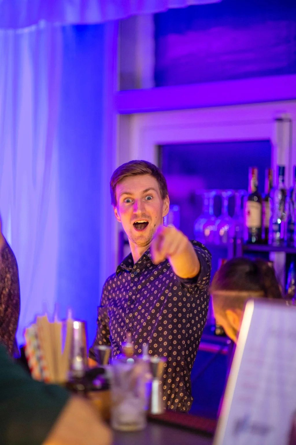 elegancki koktajl przygotowywany przez barmana na wesele przy pomocy sitka