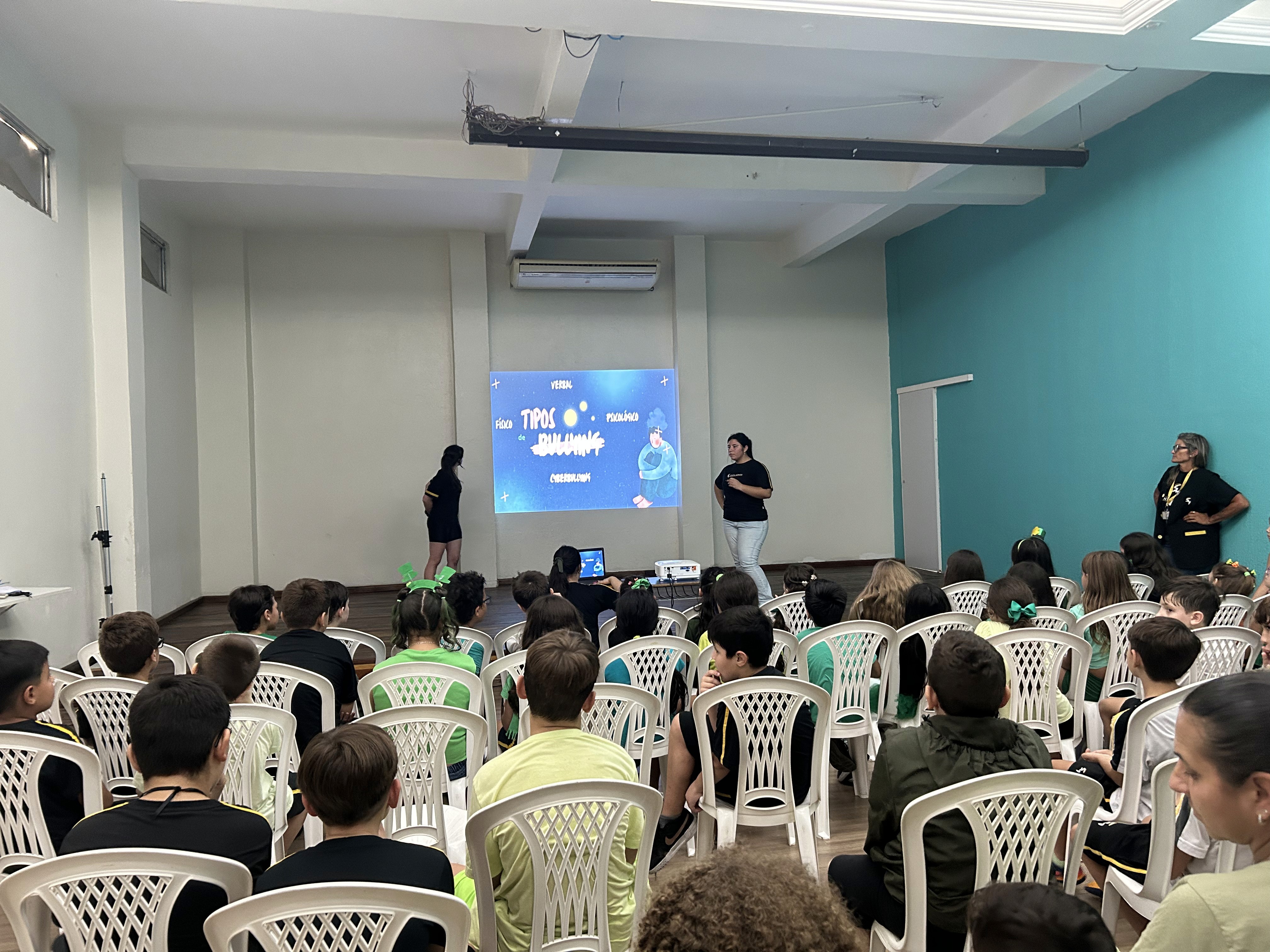 Alunos do Jardim II da Escola Santa Mônica participam de atividade do projeto Astroalfa explorando a letra A.