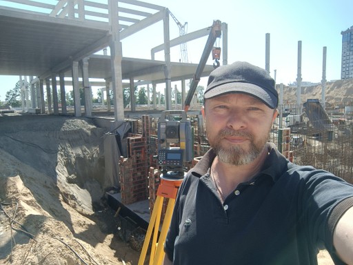 Геодезист із інструментом Київ