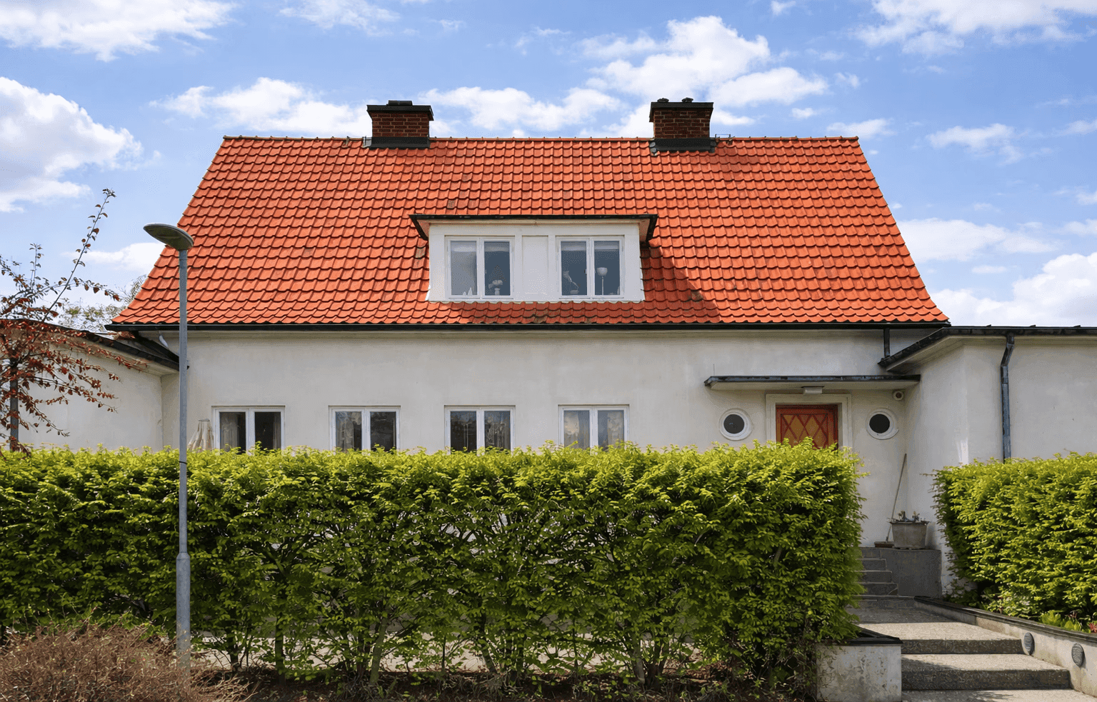 Efter taktvätt – rent tak efter att alger avlägsnats