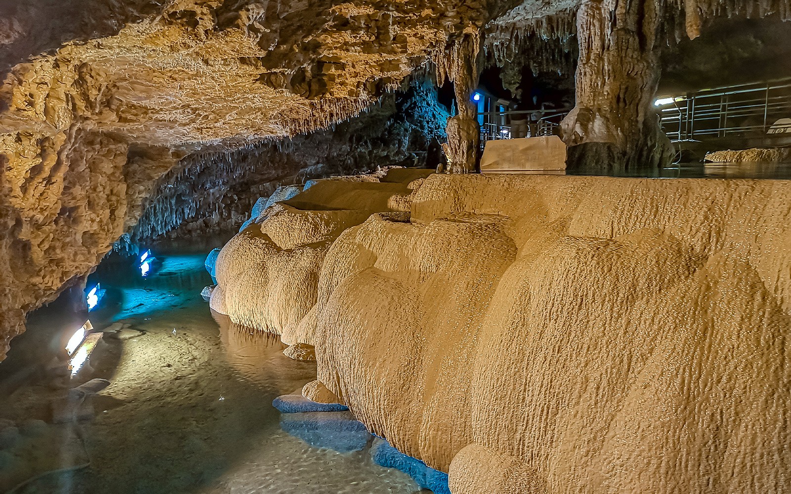 Υπόγεια σπηλιά από ασβεστόλιθο στο Okinawa World με φωτισμένους σταλακτίτες και σταλαγμίτες.
